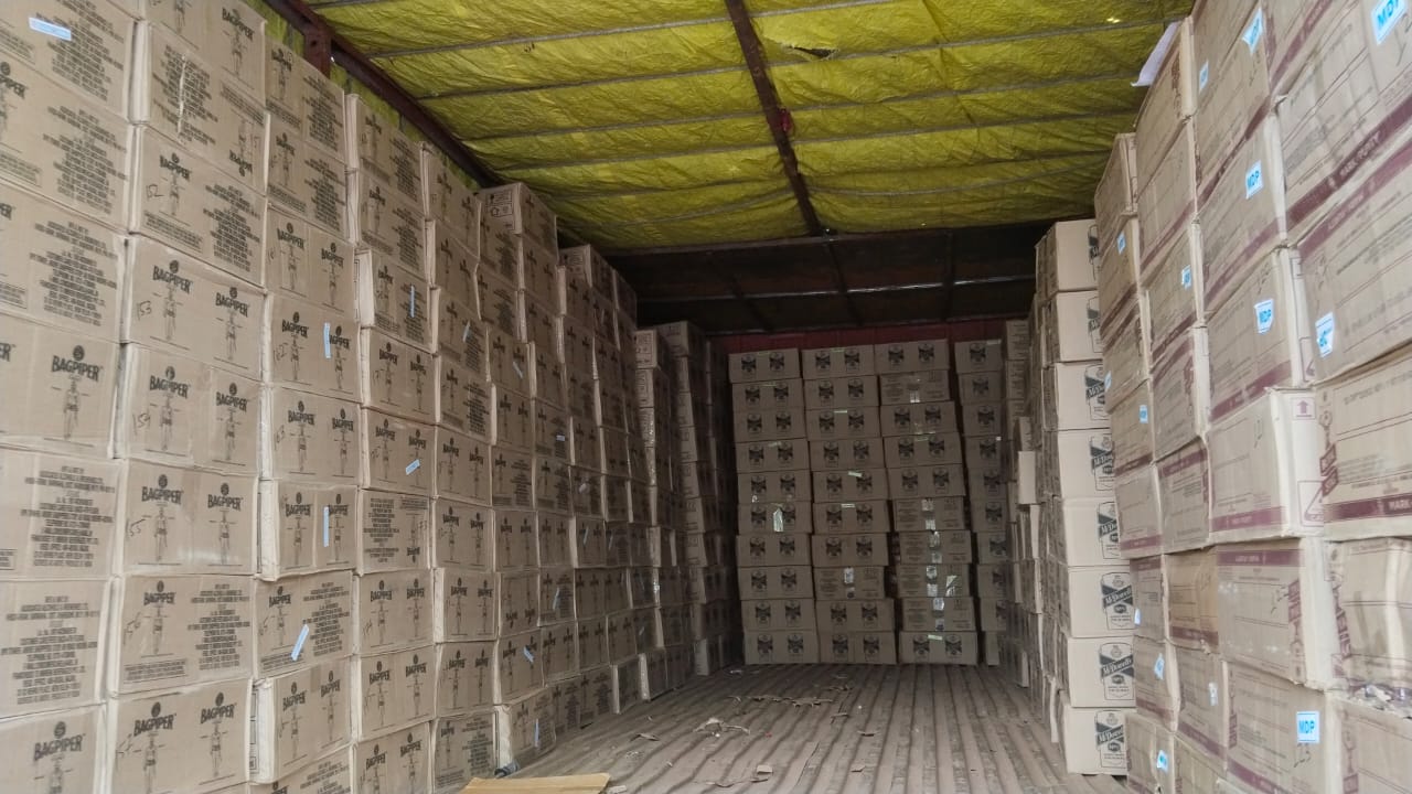 तस्कर चालाकी से ले जा रहे थे आयशर मैं भारी मात्रा में अवैध शराब,औद्योगिक पुलिस की नजर से नहीं बच सके