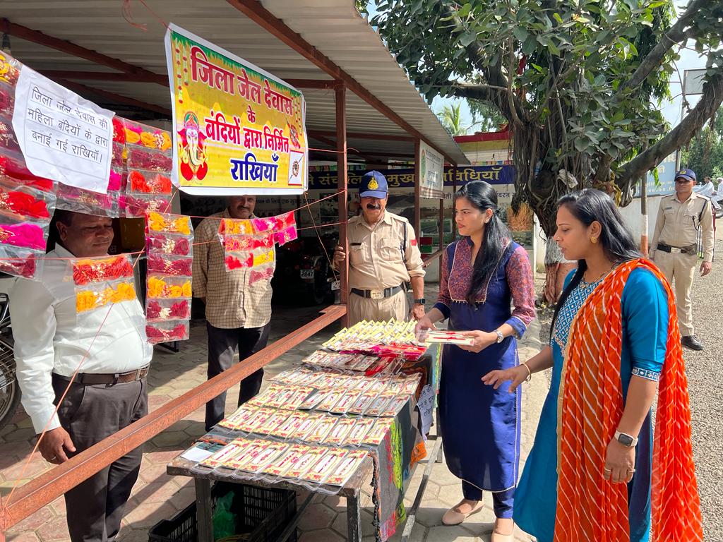 जेल प्रबंधन द्वारा इस बार विशेष व्यवस्था देवास जेल में निरूद्ध बंदी भाईयों को उनकी बहनें बांधेगी राखी
——– 
जेल में बंदी महिला बंदियों द्वारा बनाई गई राखियां, परिसर में लगाए बिक्री के स्टॉल