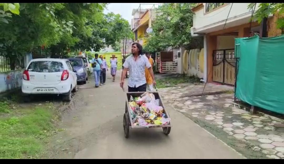 कचरा संग्रहण वाहन लेकर निकले पार्षद प्रतिनिधि गली गली और कहा पार्षद सब क…