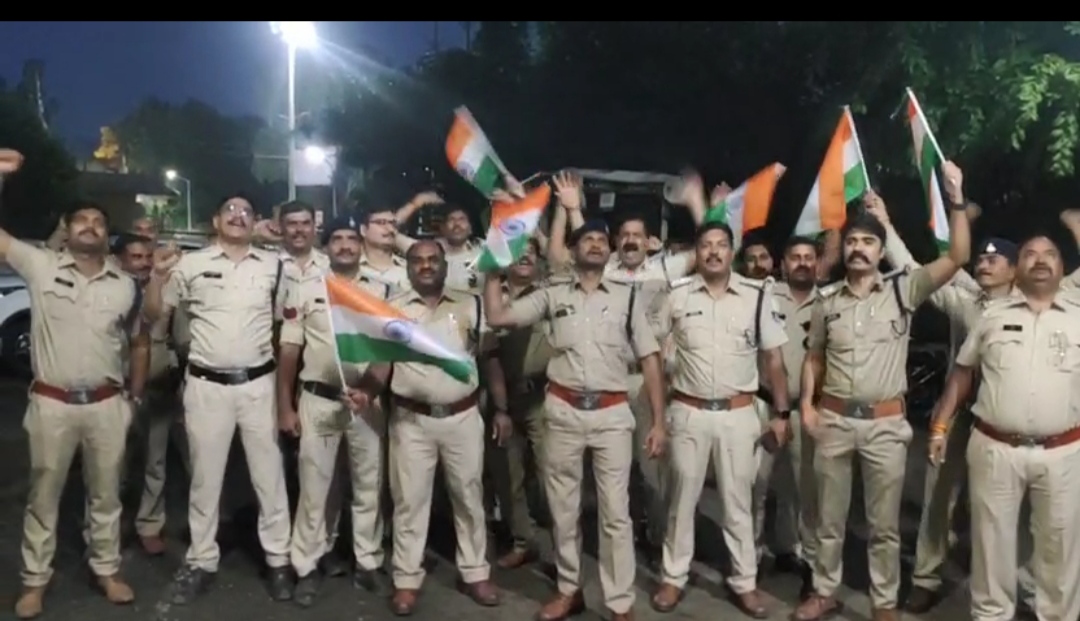 खाकी वर्दी पर चढ़ा देशभक्ति का रंग और झूम उठे देश के मतवाले मस्त अंदाज म…