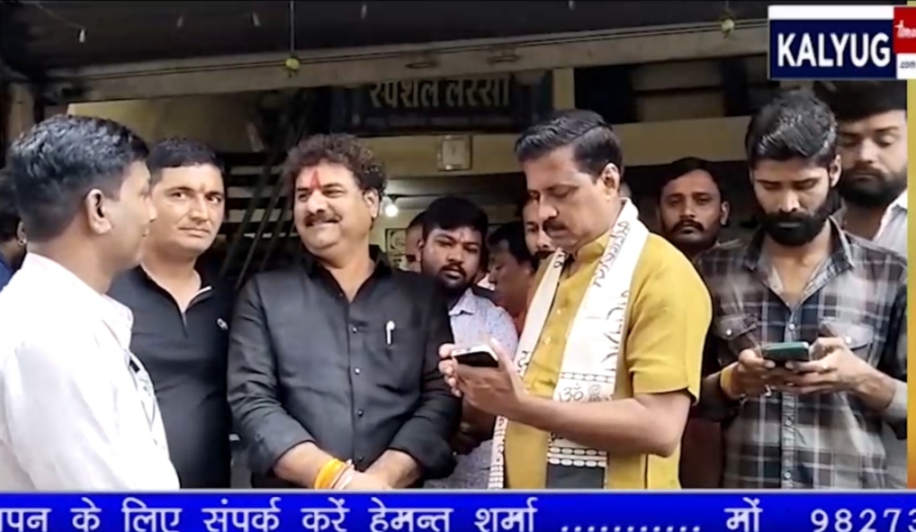 ठेला वाले का अतिक्रमण हटाने पर प्राधिकरण अध्यक्ष राजेश यादव उतरे सड़क पर, जताया विरोध