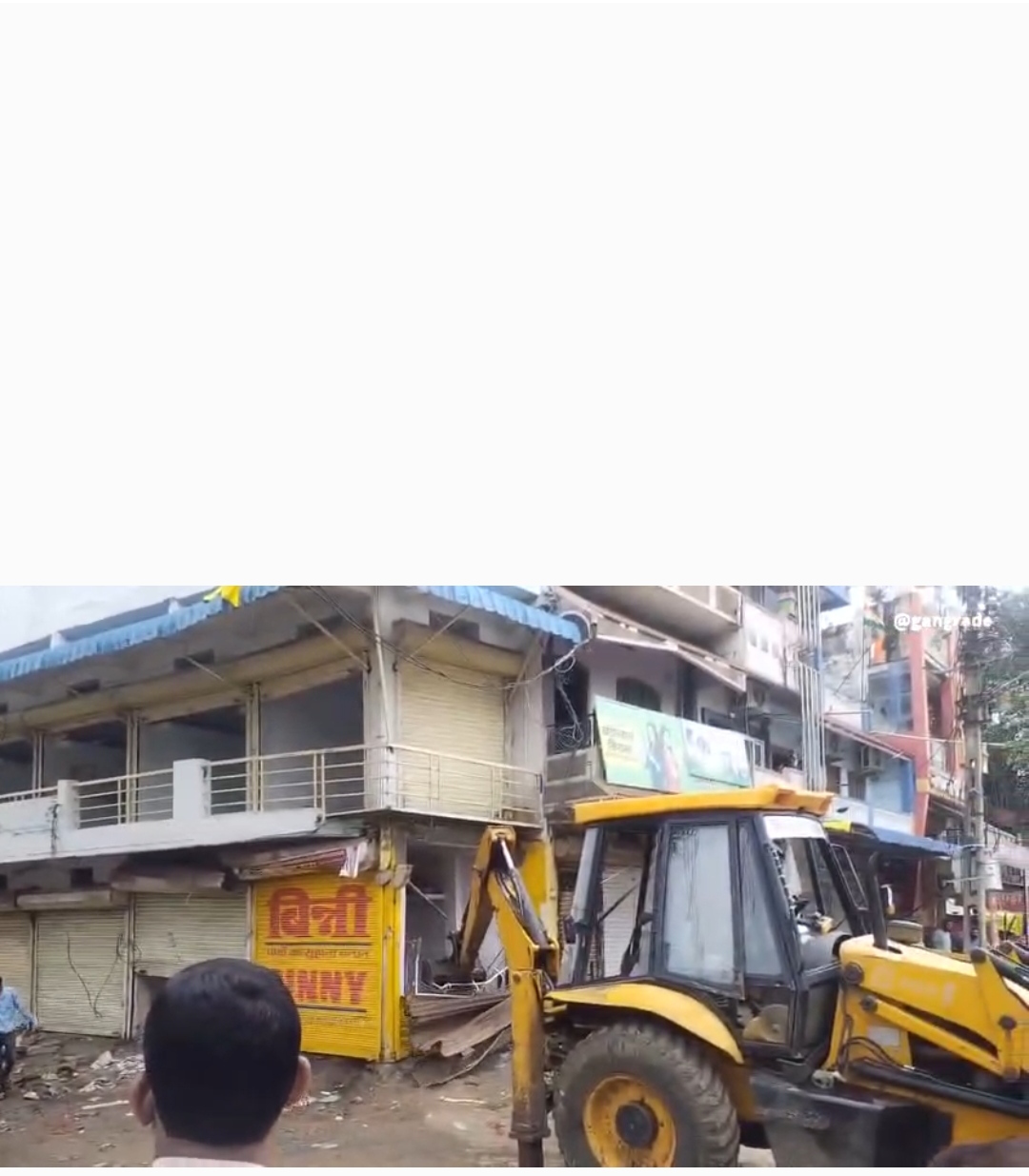 हिंदू बनकर आदिवासी युवती से दोस्ती कर दुष्कर्म करने वाले  मुस्लिम युवक के घर चला प्रशासन का बुलडोजर, मामला खातेगांव का