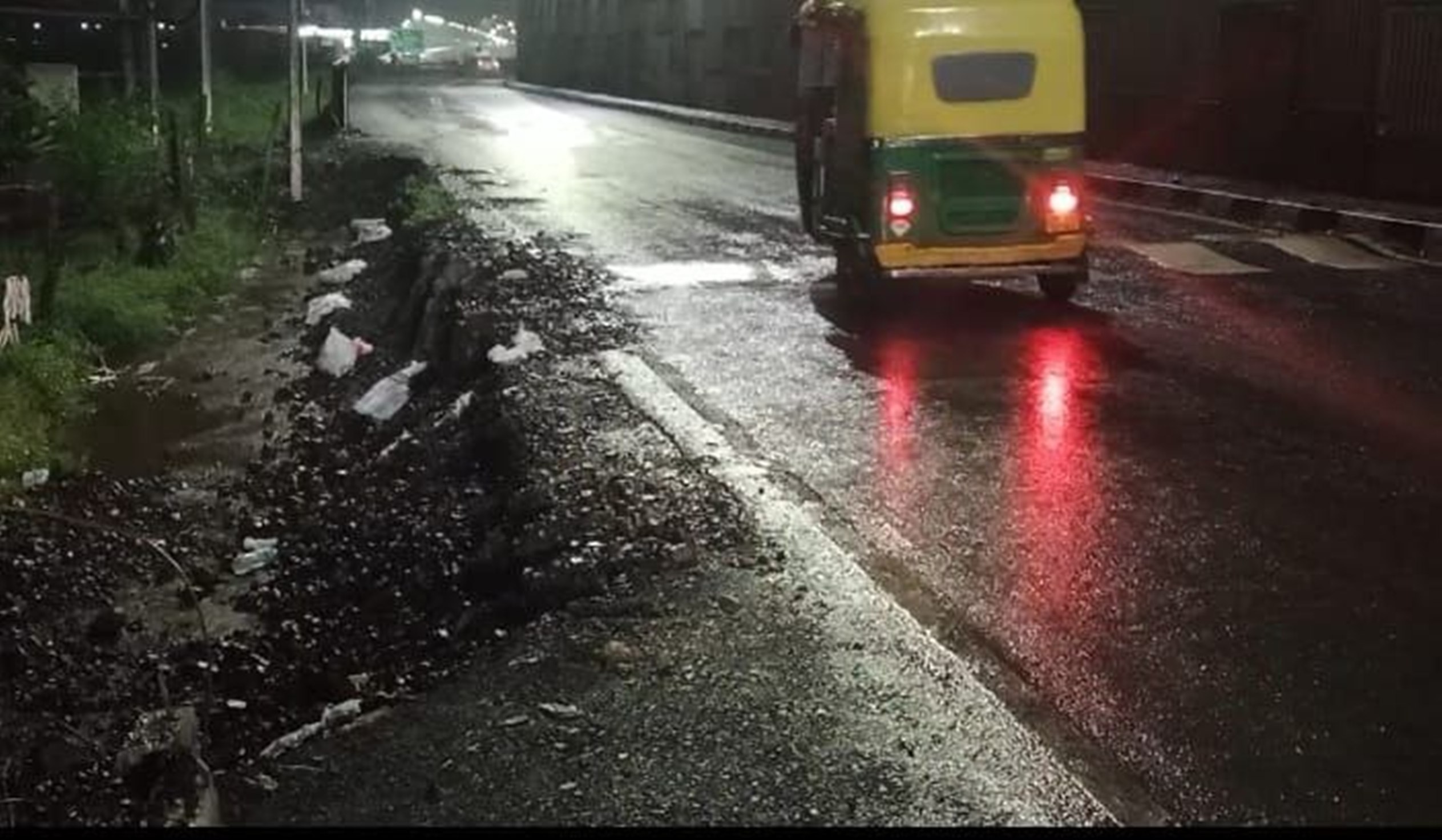 रोड़ निर्माण कम्पनी ने बिना कार्य पूर्ण किए ही टोल वसूली कर दी प्रारंभ
– टोल टैक्स के पास बने ब्रिज से और देवास की ओर आने वाले चालकों को हो रही परेशानी
– बनाना था टू लेन रोड, लापरवाह रोड निर्माण कंपनी ने बना दिया सर्विस रोड