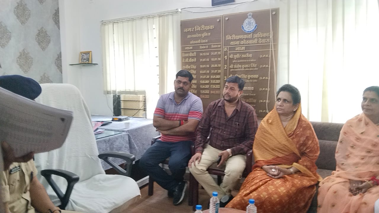 फोटो एडिट कर अब तक 40 युवतियों  को ब्लैकमेल करने वाला बरोठा  नापा खेड़ी का युवक अभिषेक सूर्यवंशी गिरफ्तार , महिला विधायक  राजे ने दिखाई सक्रियता पहुंची कोतवाली थाने