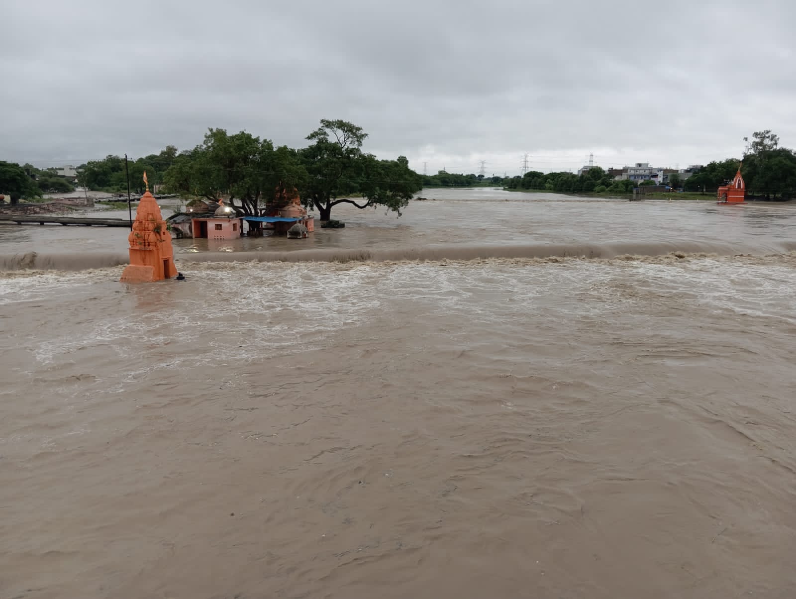 भारी बारिश के कारण पूरा जिला जलमग्न, नदी उफान पर ,वार्डों में घर में घुसा पानी, आपदा की स्थिति में इन नंबरों पर करें संपर्क
