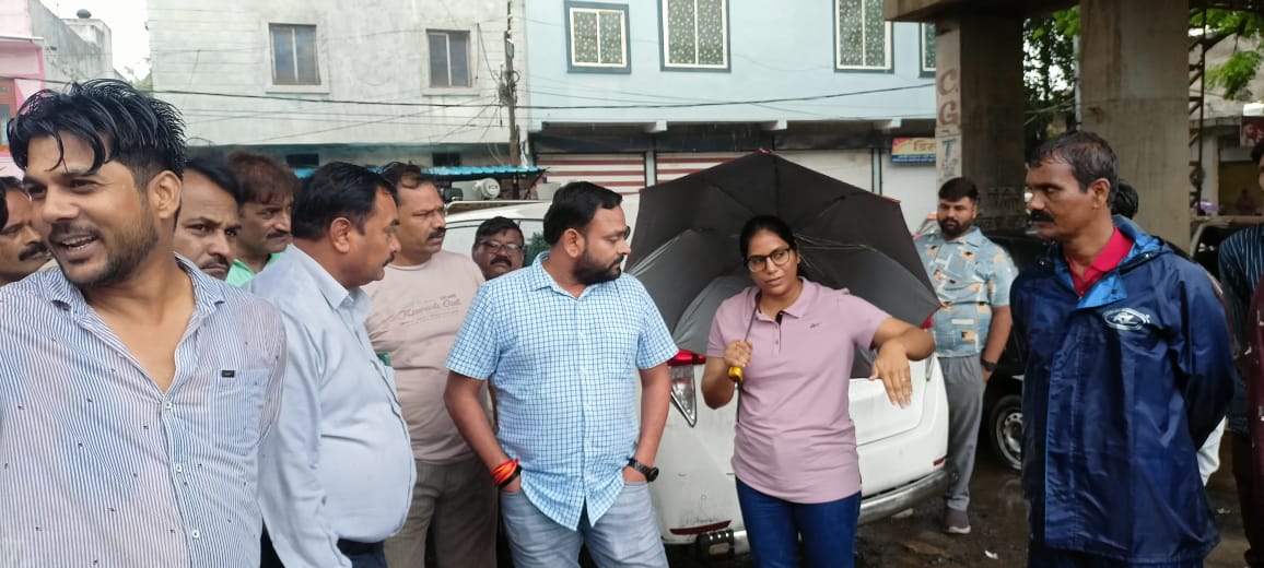 निगम द्वारा आगामी त्योहारो पर चिकन, मटन की दुकाने बंद रखने के निर्देश, कमिश्नर उतरे मैदान में       जल भराव वाले स्थानो का किया औचक निरीक्षण कन्ट्रोल रूम स्थापित कर निगम की टीम को किया अलर्ट