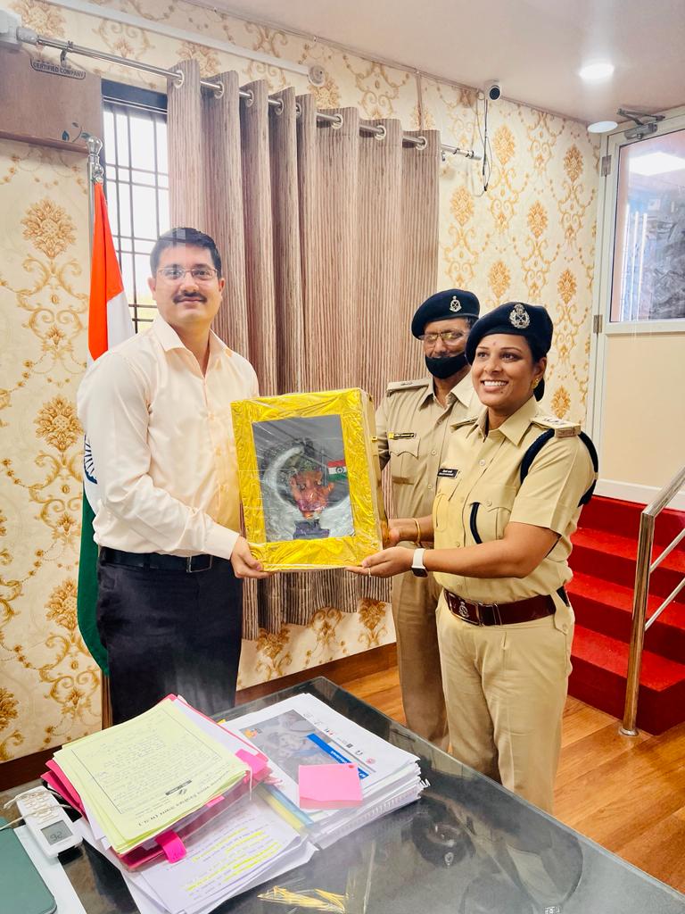 कैदियों द्वारा चंद्रयान थीम पर बनाई आकर्षक  मिट्टी की श्रीगणेश प्रतिमा ———–  कलेक्टर श्री गुप्ता को जेल अधीक्षक हिमानी मनवारे ने की भेंट