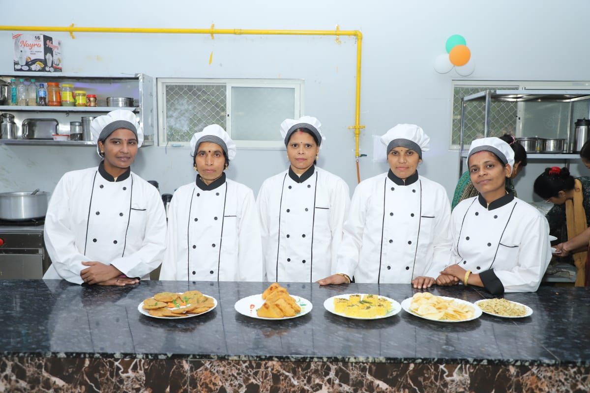 मजदूर से संचालक बनी नारी शक्ति द्वारा संचालित शहर के मध्य रेस्टोरेंट का स्वादिष्ट नाश्ता और भोजन एक बार जरूर इनको मौका दे…..