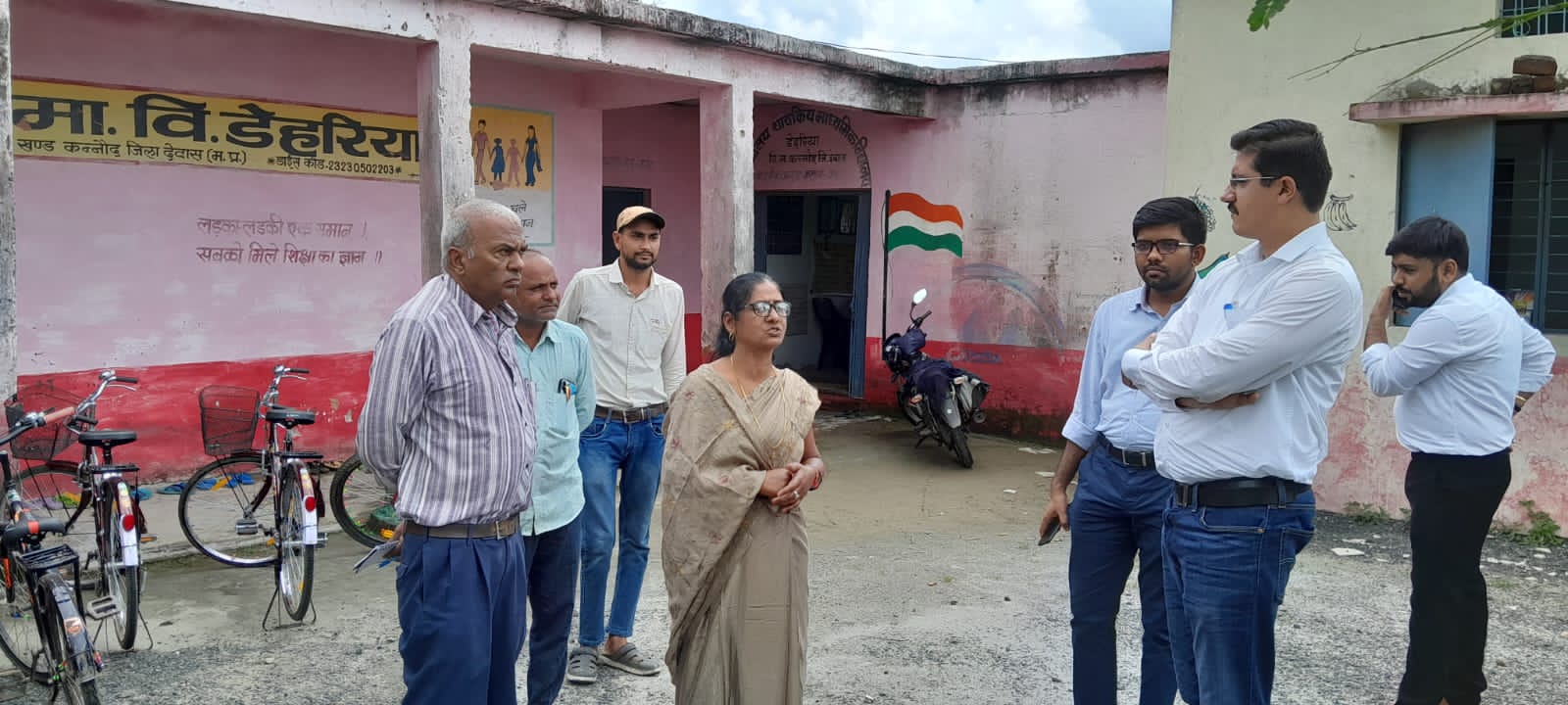 कलेक्टर का मिशन व्यवस्था में सुधार जारी,  अचानक पहुंचे देवास की सबसे दूरस्थ गांव मे  किया निरीक्षण ओर…….