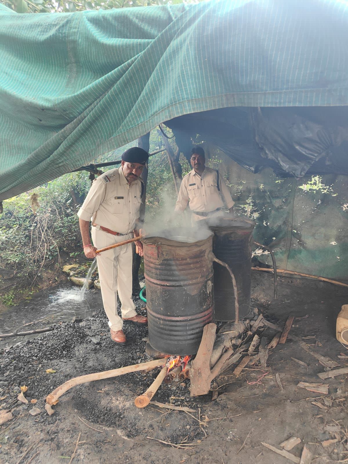 आबकारी विभाग की कंजर डेरे पर बड़ी कार्रवाई, जलती भट्टी से बन रही कच्ची शराब जप्त