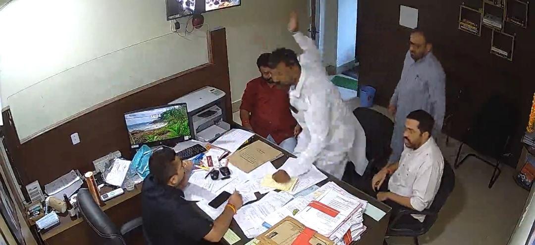 पार्षद प्रतिनिधि और डिप्टी कमिश्नर के बीच विवाद पहुंचा थाने में देवास नगर निगम बनी अखाड़ा भ्रष्टाचार का मुद्दा खूब छा रहा