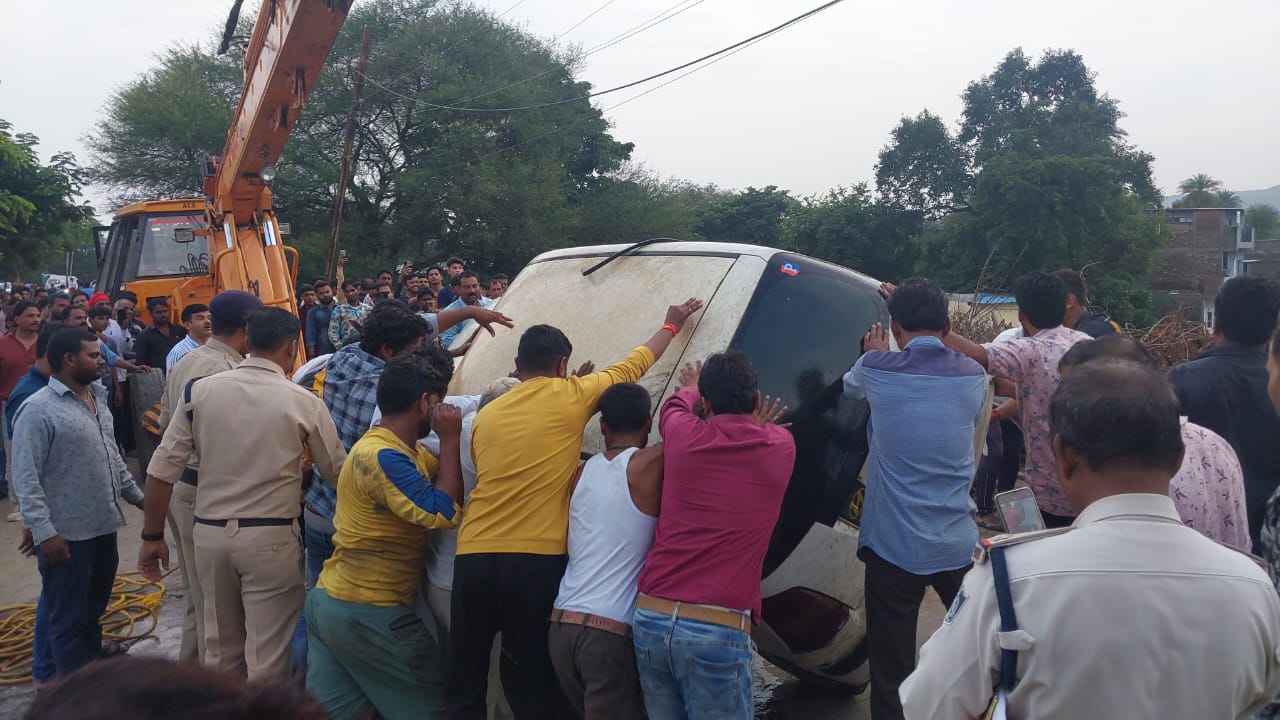 मीठा तालाब में मिली लाश के बाद आज निकली तलाशी में मृत युवक की कार