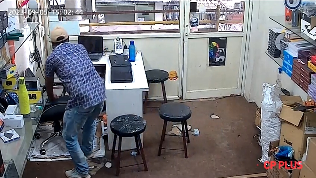 मैना श्री काम्प्लेक्स मे बालाजी कंप्यूटर मे दिन दहाड़े चोरी की वारदात, घटना सीसीटीवी में कैद