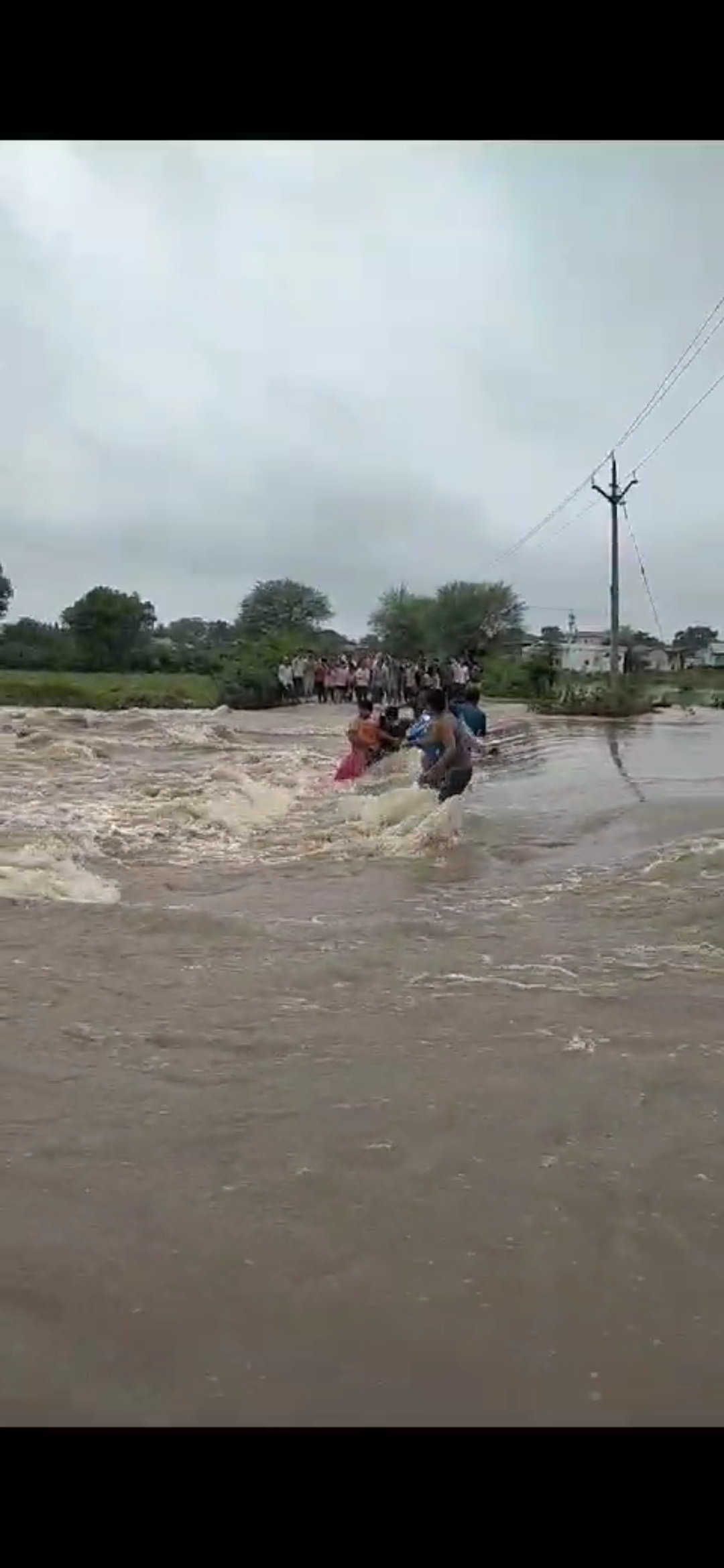 तेज बहती नदी पार करते चार ग्रामीण नदी में बह गए साहसी ग्रामीणों ने बचाया यह घटना है देवास जिले की सतवास तहसील  के ग्राम बाल्या की