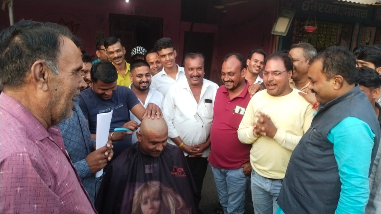 विधायक निवास पर कर्मचारियों ने कराया मुंडन