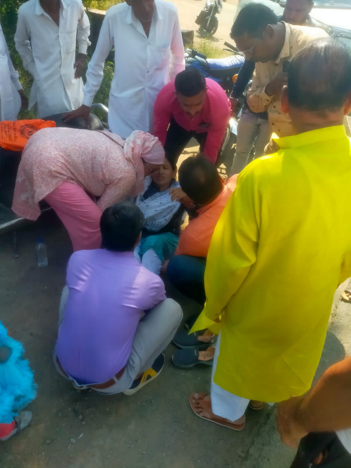 दुर्घटना में घायल महिला पटवारी, शहर कांग्रेस अध्यक्ष ने की मदद..