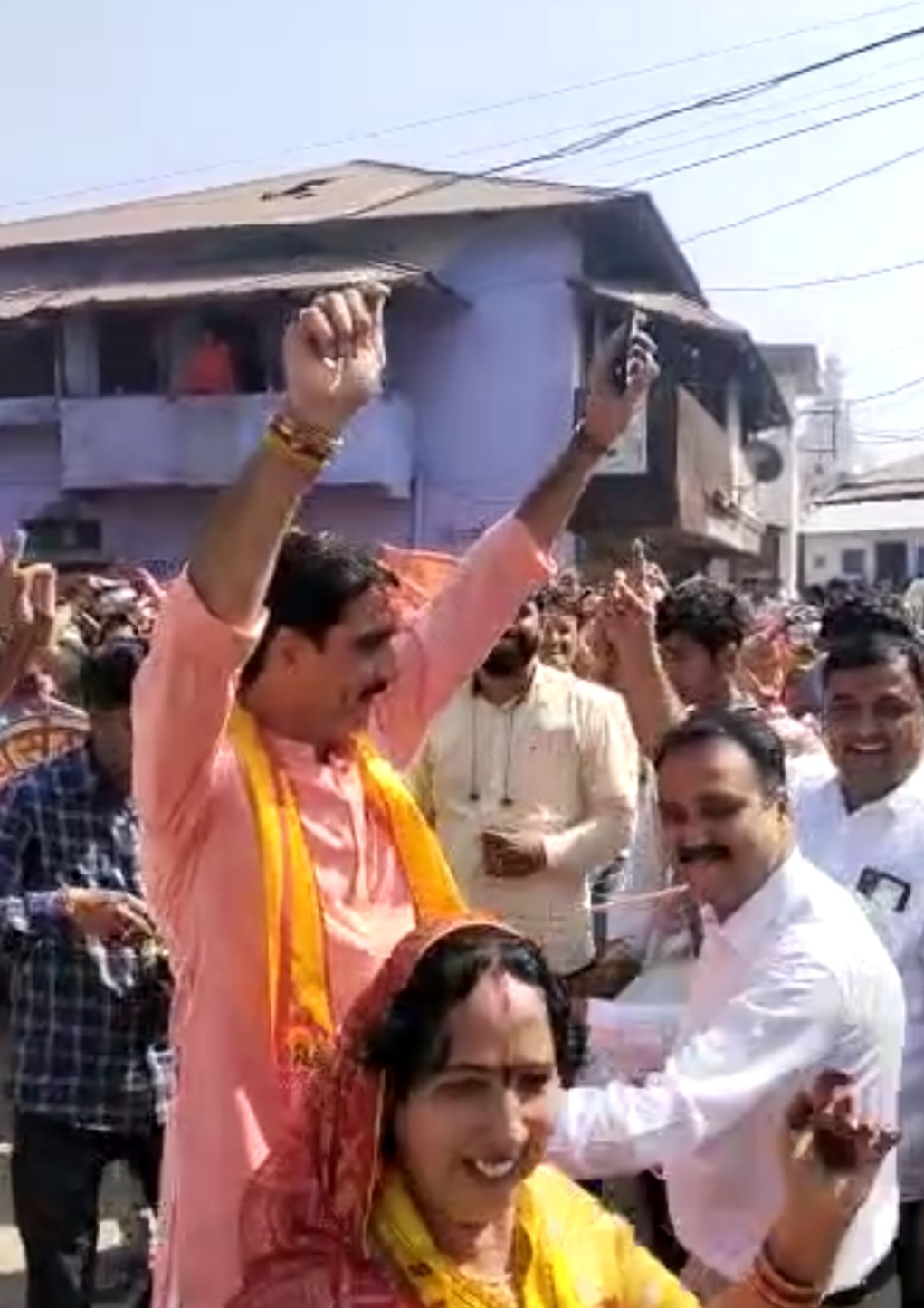 अपना टिकट फाइनल होने पर समर्थकों की खुशी देख स्वयं भी झूम उठे कांग्रेस प्रत्याशी