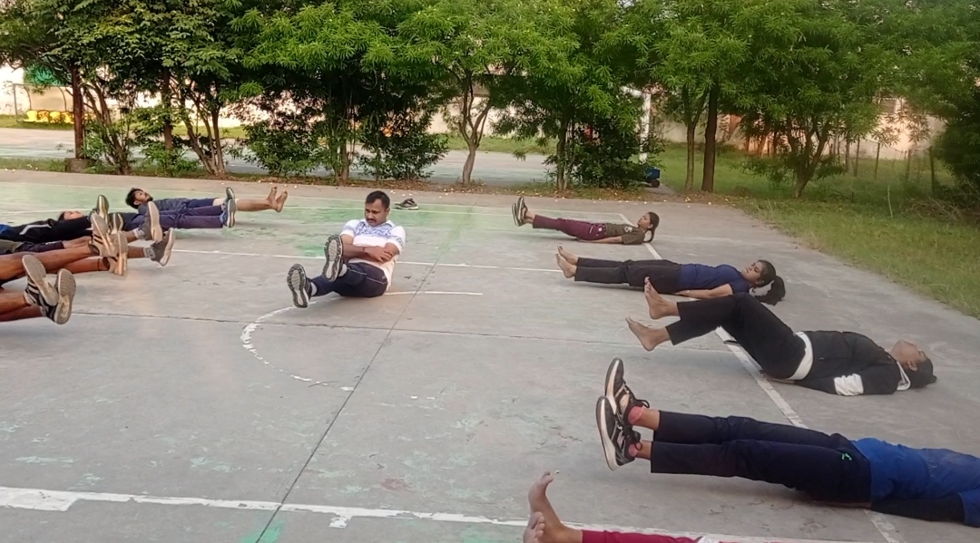 देश की रक्षा के लिए तैनात सैनिक का छुट्टी के अवसर पर भी यह सेवा का अनूठा कार्य