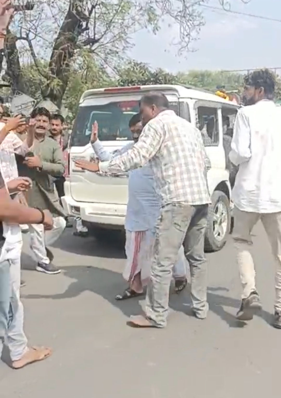 खातेगांव कांग्रेस प्रत्याशी पूर्व मंत्री दीपक जोशी का क्षेत्र में भारी विरोध गाड़ी के कांच फोड़े काले झंडे और मुर्दाबाद के नारे लगे