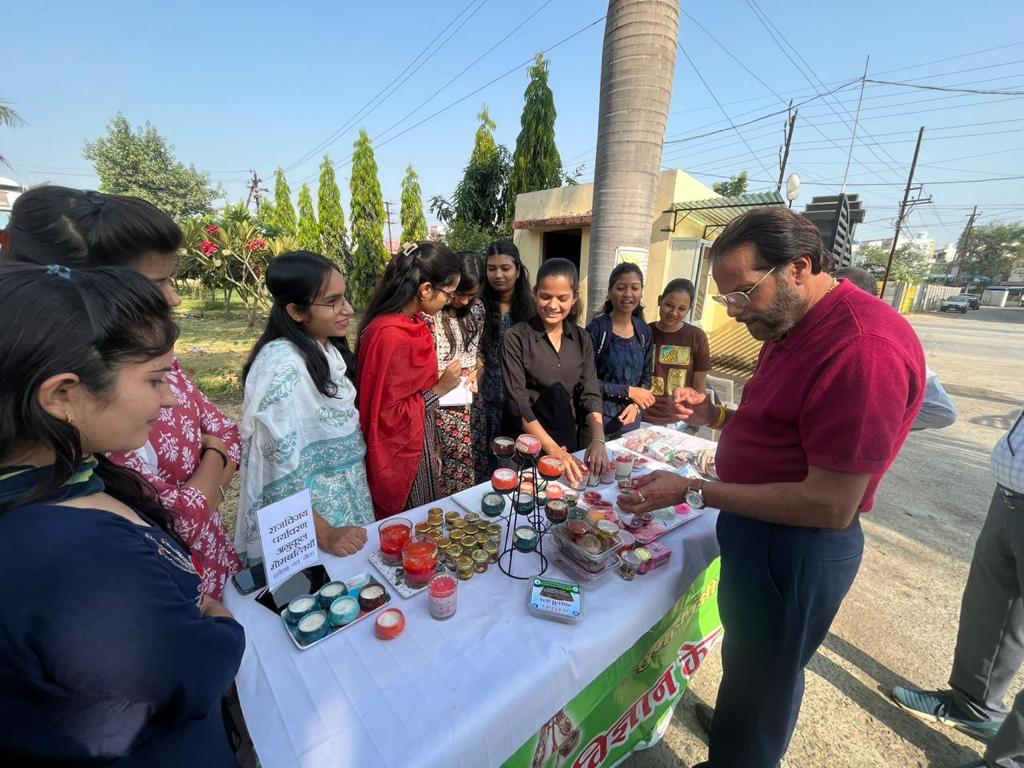 दीपोत्सव पर यह  सुंदर आकर्षण कलात्मक दीप और उत्पाद आप यहां से लेकर बढ़ाए इन कलाकारों का हौसला