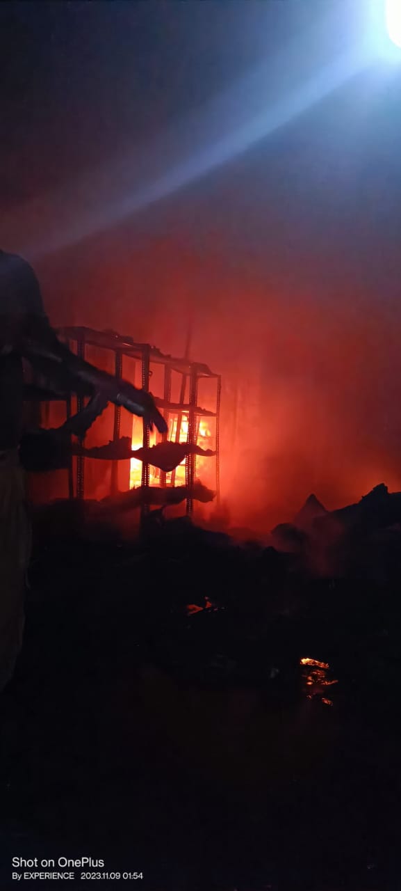 वर्कशॉप में लगी आग, तीन फायर ब्रिगेड से डेढ़ घंटे मैं बुझाई आग