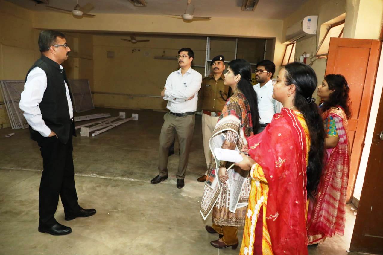 मुख्य चुनाव अधिकारी का निरीक्षण, स्ट्रांग रूम के बाहर भाजपा, कांग्रेस के कार्यकर्ता इस तरह कर रहे निगरानी