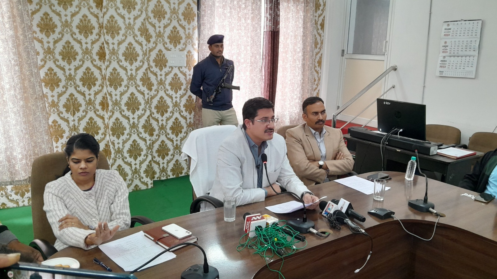 सबसे पहले सुबह 08 बजे से डाक मतपत्रों की गणना और 8.30 बजे से ईवीएम मशीन की गणना प्रारम्‍भ की जायेगी ———-  ————– विधानसभा बागली की मतगणना 22 राउण्‍ड एवं देवास, सोनकच्‍छ, खातेगांव की 21-21 और हाटपीपल्‍या की मतगणना 18 राउण्‍ड में होगी