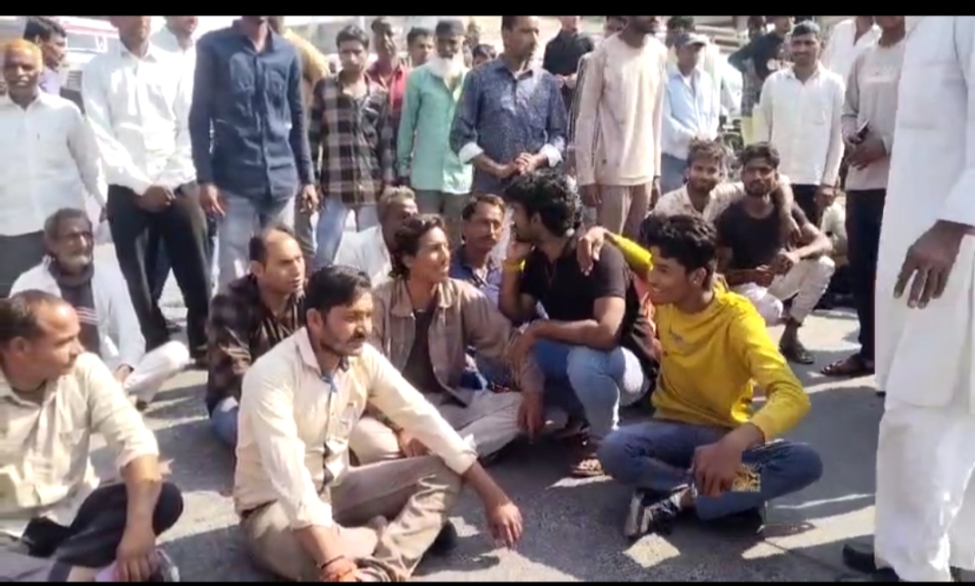 देवास में यूरिया की समस्या से त्रस्त किसानों ने किया चक्का जाम, हर वर्ष …