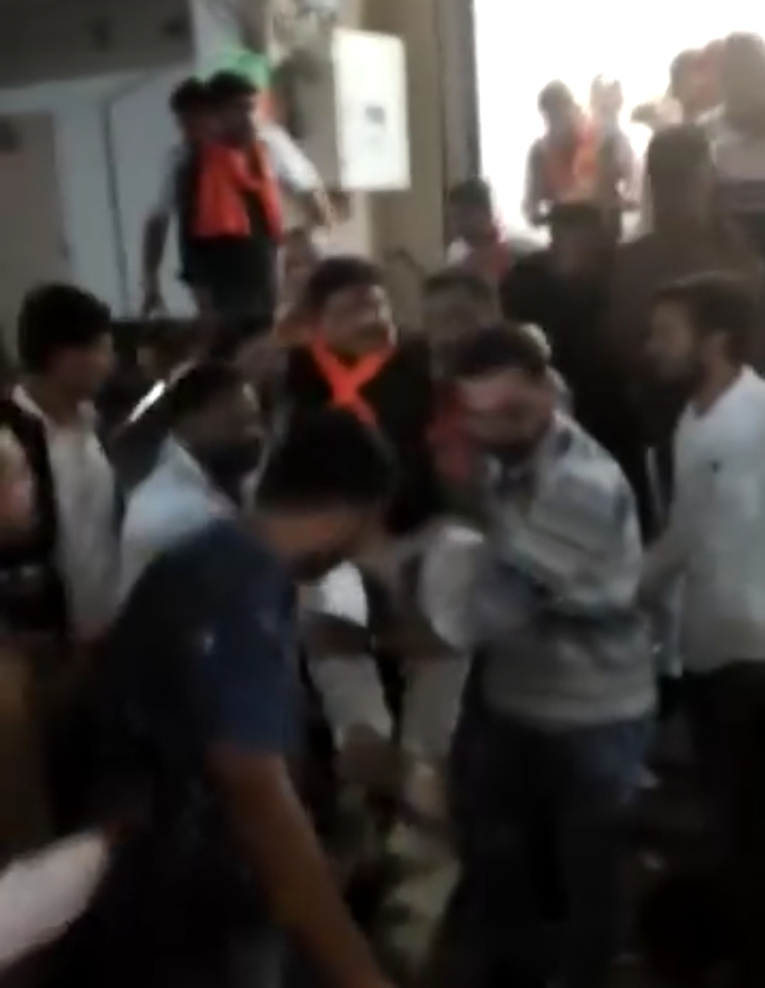 हाटपिपलिया भारतीय जनता पार्टी प्रत्याशी मनोज चौधरी पैर फिसलने से घायल चल…