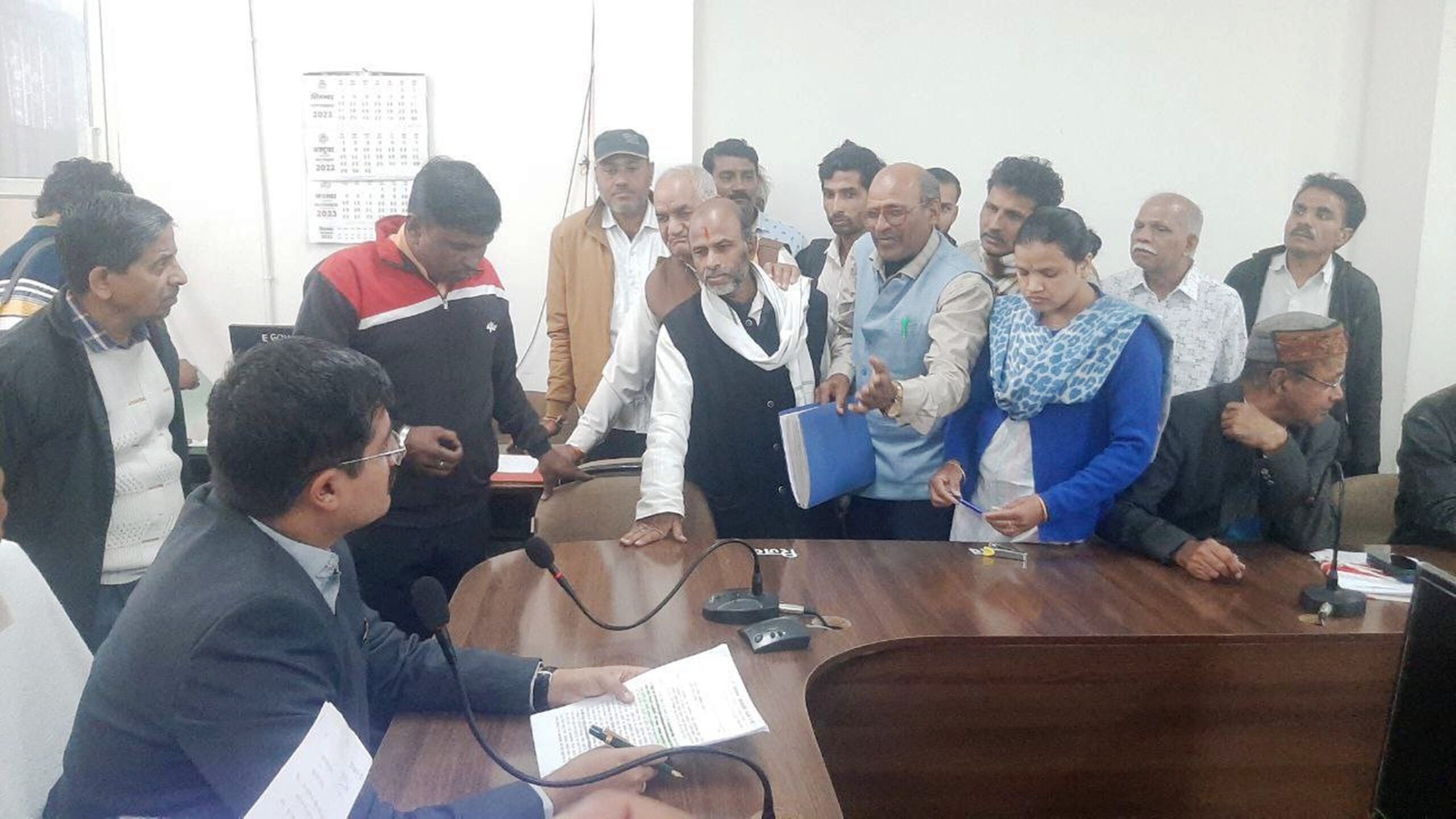 ठगी पीड़ित के भुगतान के दावों को मंजूर कराए जाने की मांग को लेकर जिलेभर के अभिकर्ता पहुंचे जनसुनवाई में