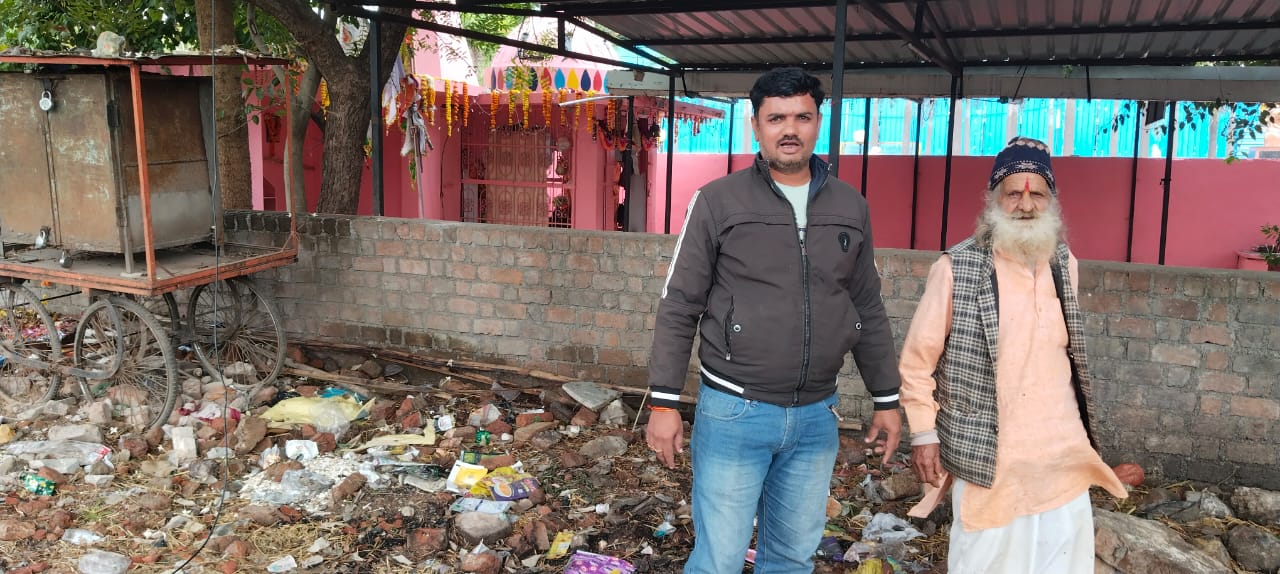 मंदिर परिसर के पास गंदगी का साम्राज्य, निगम प्रशासन और जनप्रतिनिधि का नहीं ध्यान