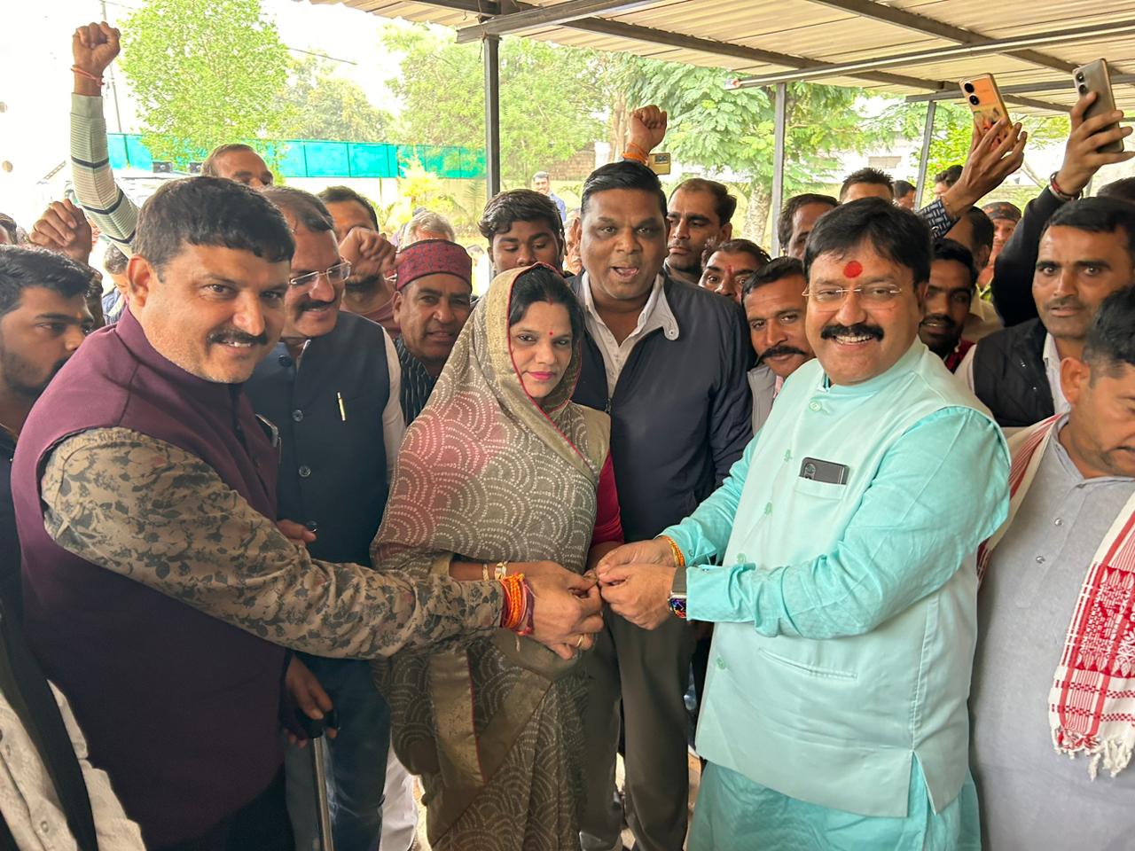 सज्जन की हार के बाद ही महिला जिला पंचायत अध्यक्ष अटारिया ने ली बंगले की चाबी, अटारिया ने कहा : शपथ ली थी कि जब तक सज्जन वर्मा चुनाव नहीं हारते, बंगले में प्रवेश नहीं करेंगे