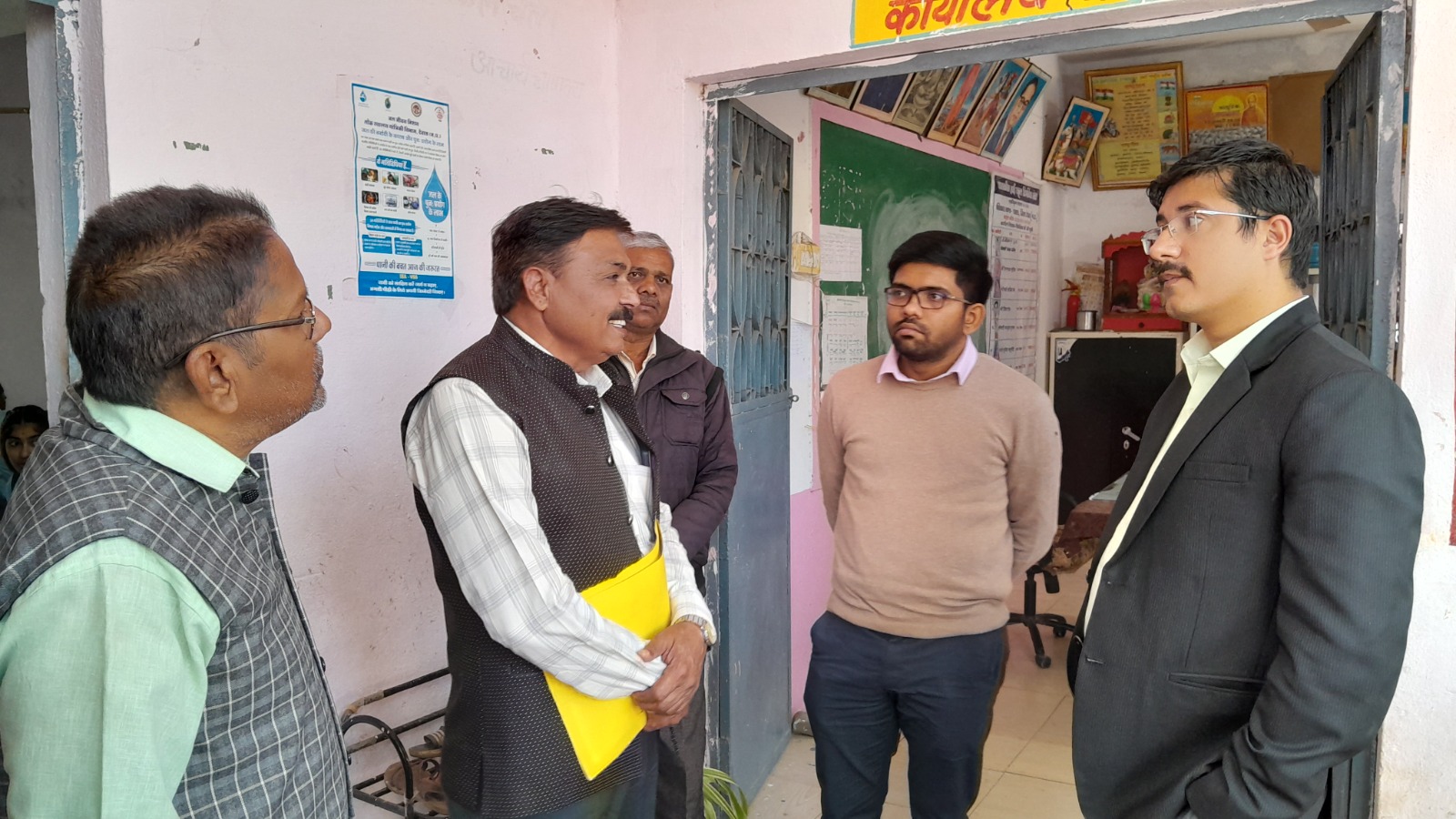 कलेक्टर का मिशन चुनाव निपटने के बाद फिर प्रारंभ, अचानक पहुंचे गांव में शासकीय विभाग और स्कूलों किया निरीक्षण ग्रामीणों की समस्या सुनकर अधीनस्थ को दिए निराकरण के निर्देश , नल जल योजना में अधूरी होने  पर कंपनी ब्लैकलिस्टेड, लापरवाही पर पटवारी निलंबित