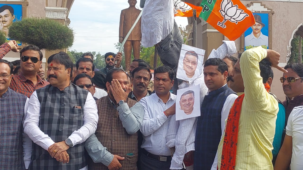 सत्ता पक्ष नेता उतरे सड़क पर और विरोध प्रदर्शन कर..