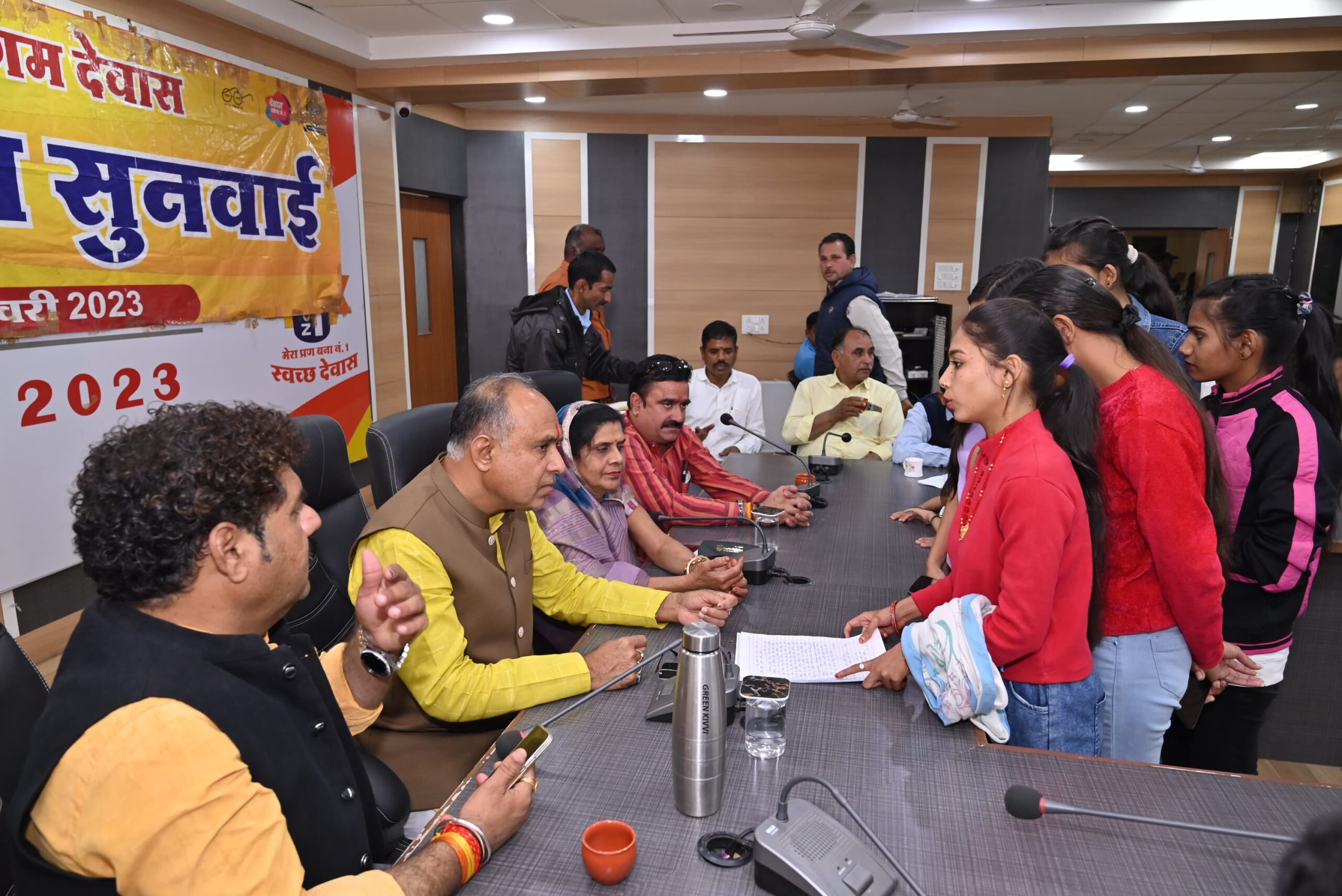 अब अवैध रूप से एलजी का गैस का दुरुपयोग करने वाले होटल व्यावसायिक कार चालक गैस रिफिलिंग करने वालों के खिलाफ होगी सख्त कार्रवाई कलेक्टर ने किया जांच दल गठित 5 दिन चलेगा विशेष अभियान,आपका सफर होगा अब और आरामदायक– इंदौर, उज्जैन एवं भोपाल रूट पर चलेंगी वातानुकूलित इलेक्ट्रिक बसें, जनसुनवाई मे महापौर ने समय सीमा मे आवेदनो के निराकरण के दिये निर्देश