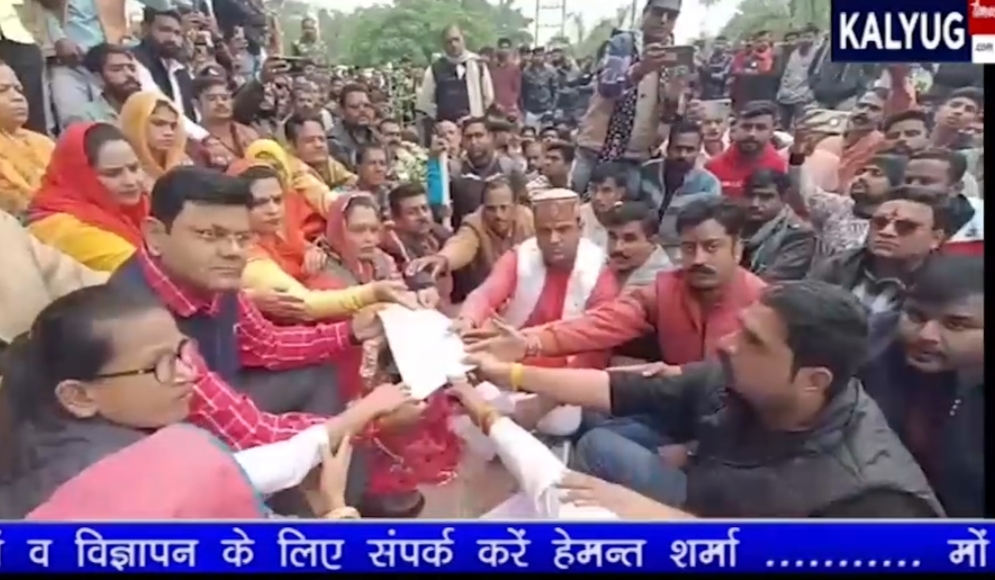 करणी सेना राष्ट्रीय अध्यक्ष की कायराना तरीके से हत्या के विरोध में पूरे जिले में समर्थकों का आक्रोश फूटा चक्का जाम, आरोपी के एनकाउंटर की मांग