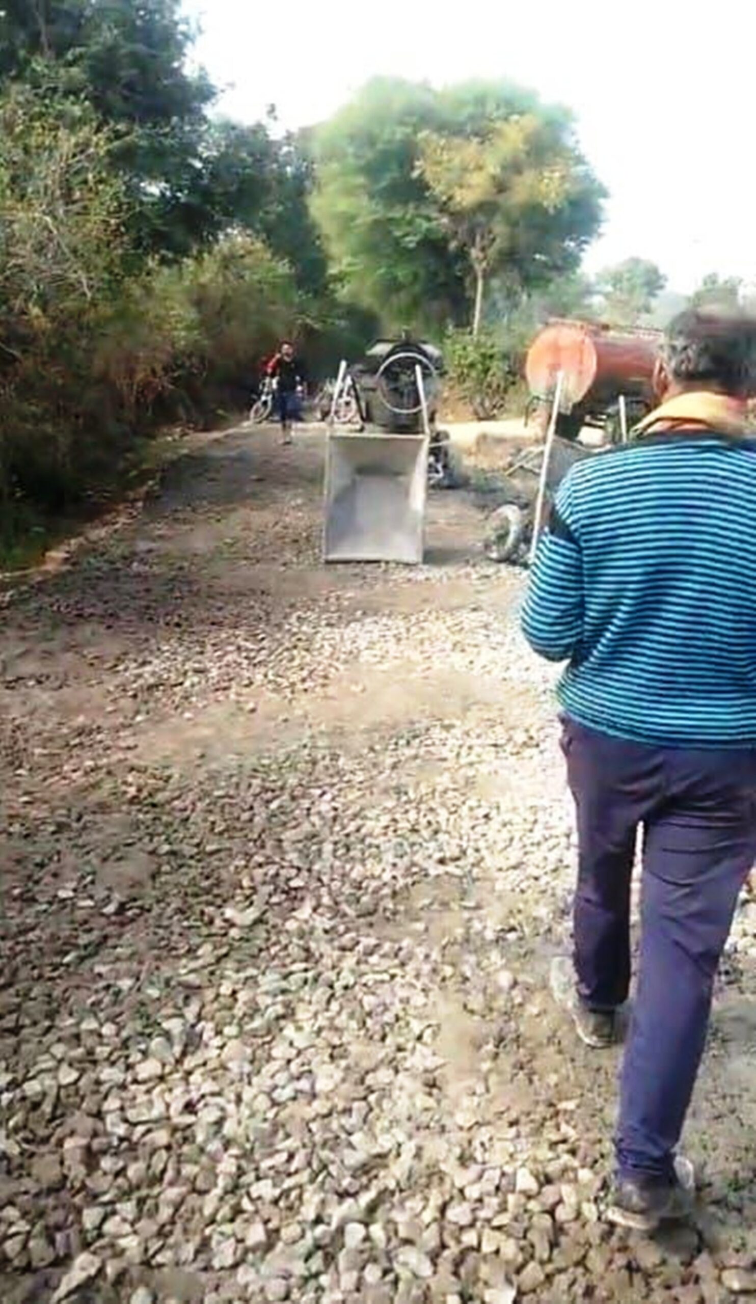 рдШрдЯрд┐рдпрд╛ рд╕реАрд╕реА рд░реЛрдб рдирд┐рд░реНрдорд╛рдг рдХреА рд╢рд┐рдХрд╛рдпрдд рдЧреНрд░рд╛рдореАрдгреЛрдВ рдиреЗ рдХрд▓реЗрдХреНрдЯрд░ рд╕реЗ рдХреА