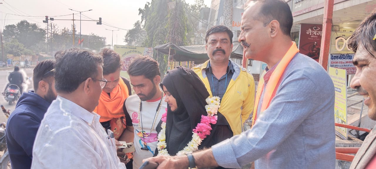 рдореБрдВрдмрдИ рд╕реЗ рдкреИрджрд▓ рдЕрдпреЛрдзреНрдпрд╛ рдЬрд╛рдиреЗ рд╡рд╛рд▓реА рд╢рдмрдирдо рдкрд╣реБрдВрдЪреА рджреЗрд╡рд╛рд╕ рдпреБрд╡рд╛рдУрдВ рд╕реЗ рдХрд╣рд╛ рд░рд╛рдо рд░рд╛рдЬ…