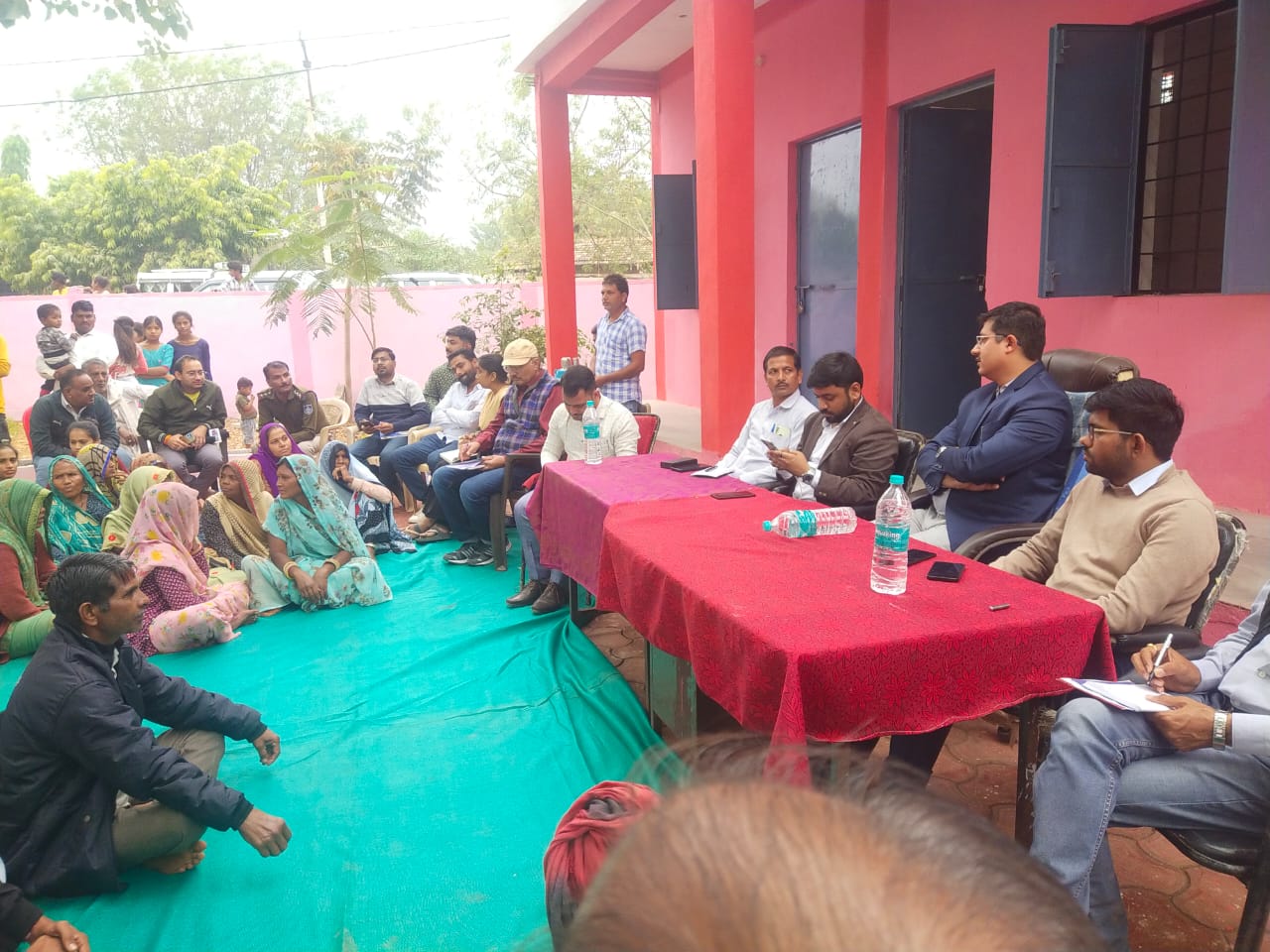 рдХрд▓реЗрдХреНрдЯрд░ рд╢реНрд░реА рдЛрд╖рд╡ рдЧреБрдкреНрддрд╛ рдиреЗ рд╕реЛрдирдХрдЪреНрдЫ, рдХрдиреНрдиреМрдж рд╡рд┐рдХрд╛рд╕рдЦрдВрдб рдХреЗ рдЧреНрд░рд╛рдореАрдг рдХреНрд╖реЗрддреНрд░реЛрдВ рдХрд╛ рдХрд┐рдпрд╛ рднреНрд░рдордг
——–
рднреНрд░рдордг рдХреЗ рджреМрд░рд╛рди рдЧреНрд░рд╛рдореАрдг рдХреНрд╖реЗрддреНрд░ рдореЗрдВ рд▓рдЧрд╛рдпрд╛ рдЬрдирддрд╛ рджрд░рдмрд╛рд░ , рд╕реБрдиреА рдХреА рд╕рдорд╕реНрдпрд╛рдПрдВ