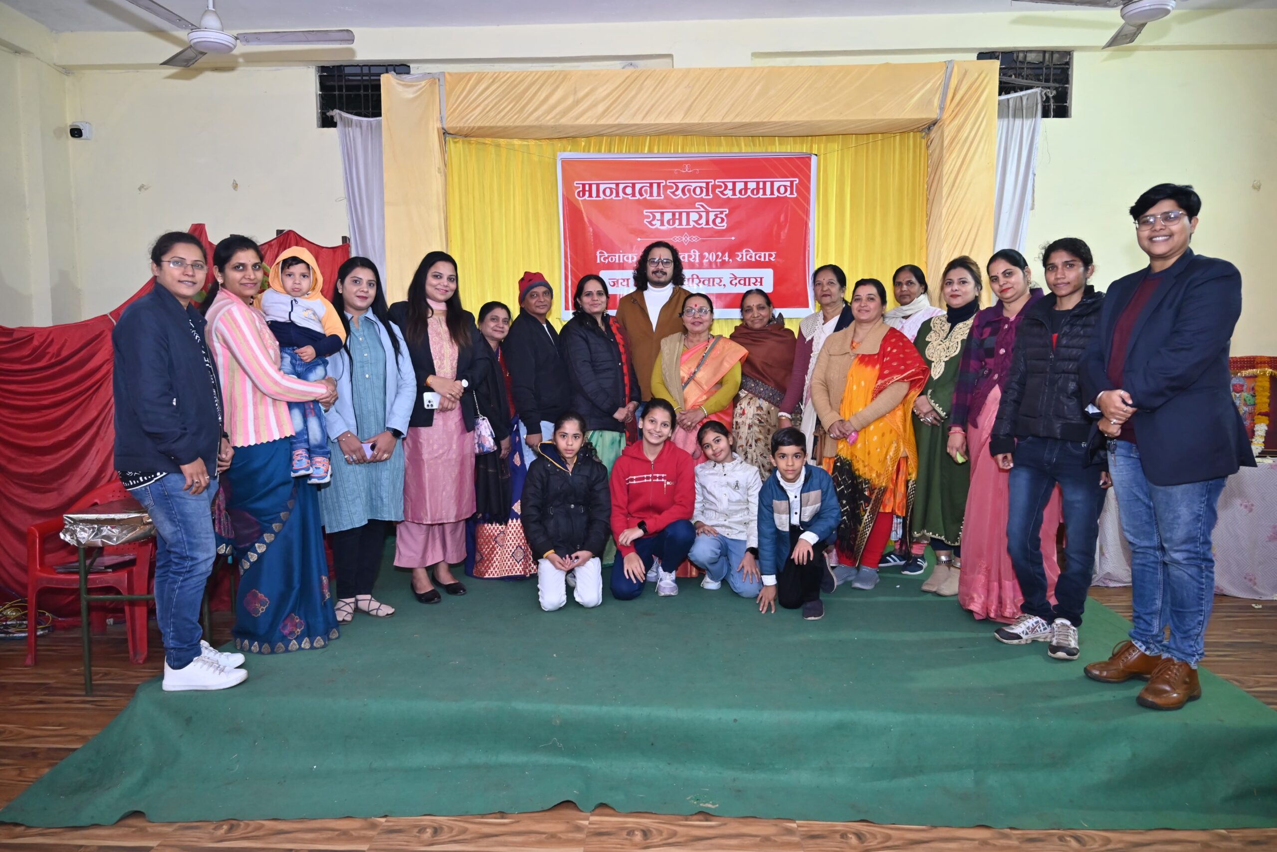 प्रयाग गार्डन में समाजसेवी मानव रत्न से सम्मानित