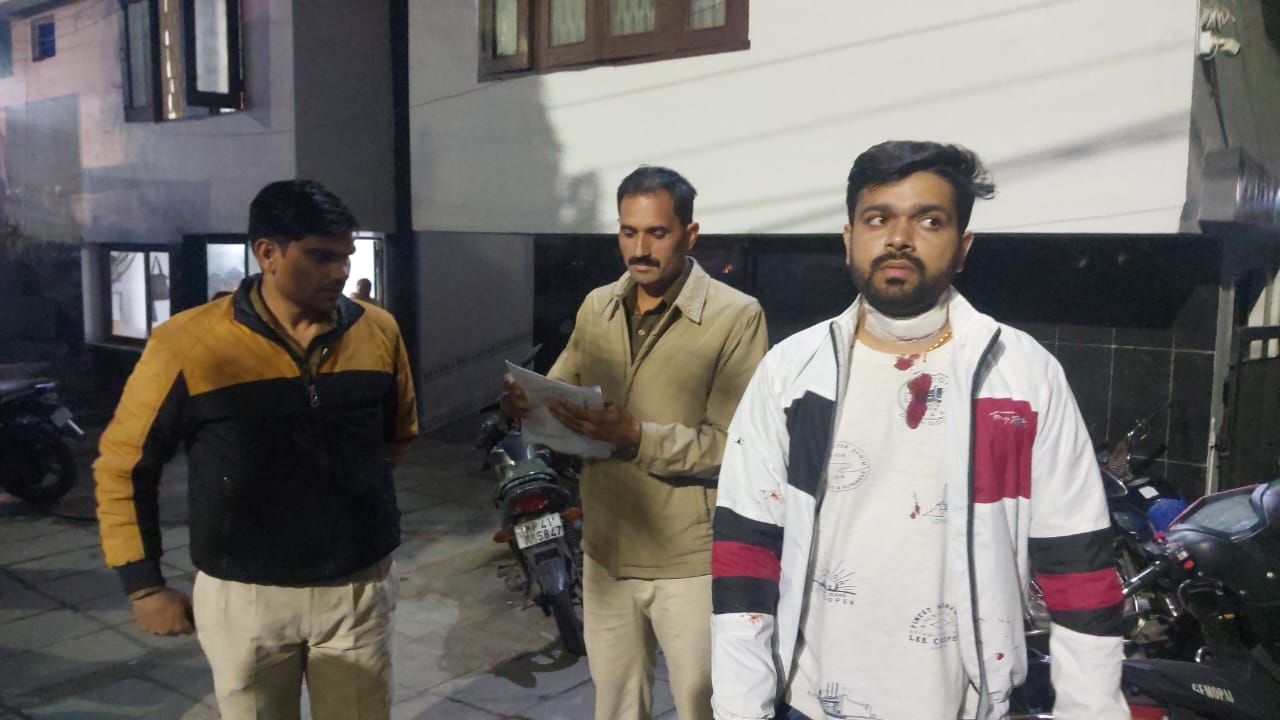 प्रतिबंधित चायनीज मांजे का युवा ही करे बहिष्कार, आज फिर एक होनहार युवक की जान जाते जाते बची,ए बी रोड़ पर स्कूटी से जा रहे युवक का डोर से गला कटा