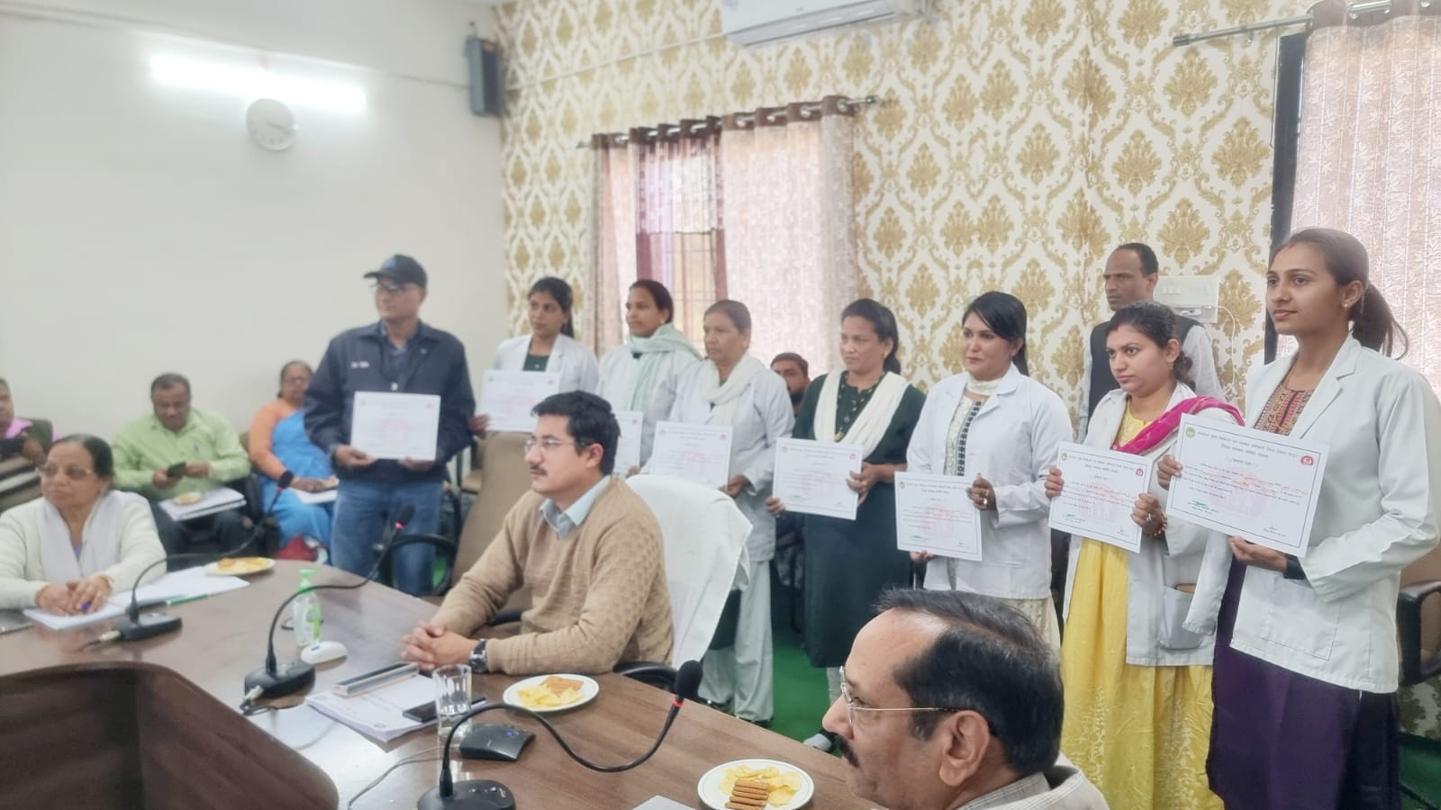 चिकित्सा व्यवस्था में सुधार मिशन को लेकर देवास कलेक्टर के तीखे तेवर————-अनमोल पोर्टल की ग्रामवार/वार्डवार समीक्षा कर कार्य मे लापरवाही करने वाले अधिकारी/कर्मचारियों को शोकाज नोटिस जारी करने के दिए निर्देश————–पदेन कार्य में लापरवाही और अनियमितता के कारण एक चिकित्सक और हेल्थ एण्ड वैलनेस सेन्टर मे पदस्थ 02 सीएचओ को सेवा से पृथक करने के निर्देश————–गुणवत्तापुर्ण स्वास्थ्य सेवायें प्रदान करने पर सीएचओ और महिला स्वास्थ्य कार्यकर्ताओं को प्रशंसा पत्र देकर किया समानित————कार्य नही करने वाली आशा कार्यकर्ताओ को हटाकर नवीन आशाओं का चयन करे