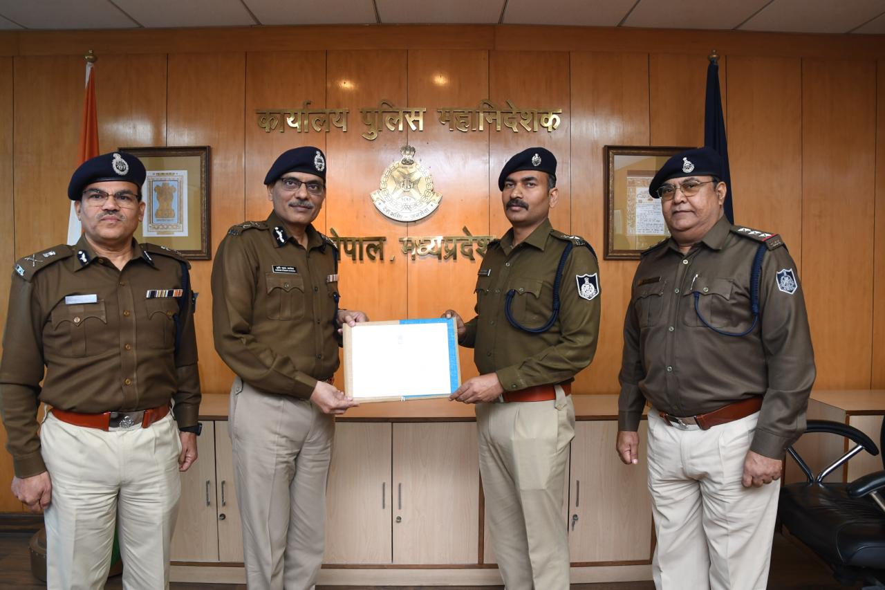 थाना सिविल लाईन देवास उत्कृष्ट आने पर पुलिस महानिदेशक पुलिस मुख्यालय भोपाल म.प्र. द्वारा पुलिस अधीक्षक जिला देवास सम्मानित