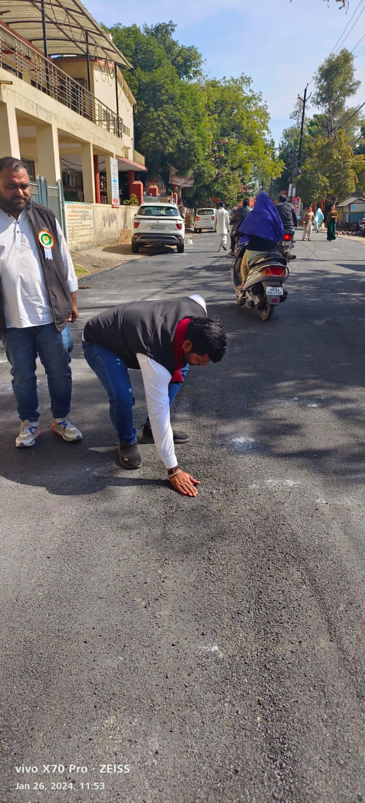 नगर निगम द्वारा बनाई जा रही रोड मैं भारी भ्रष्टाचार, डामर की जगह मिलाई ज…