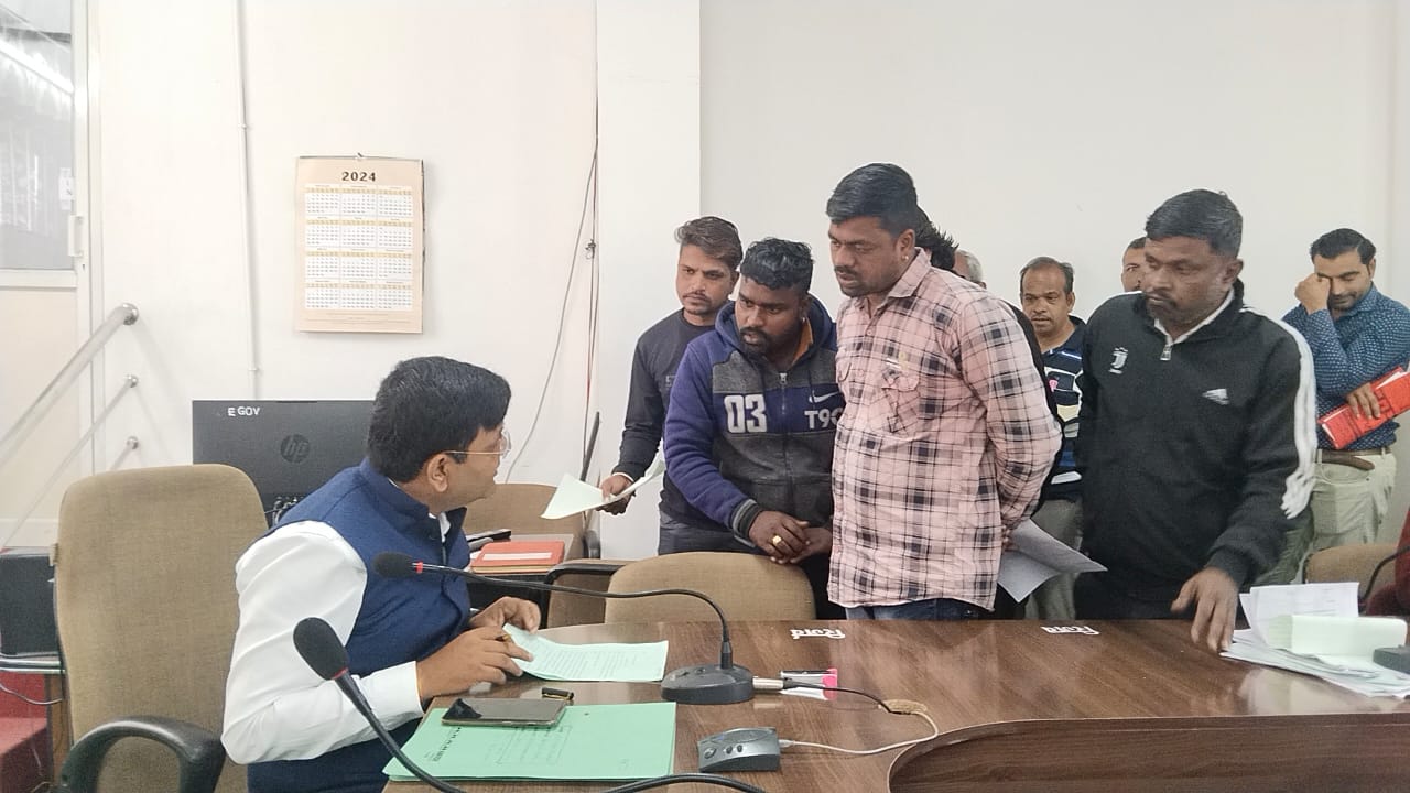 देवास में कचरा संग्रहण व्यवस्था ठप्प, आम जनता परेशान, वाहन चालक पहुंचे कलेक्टर दरबार में