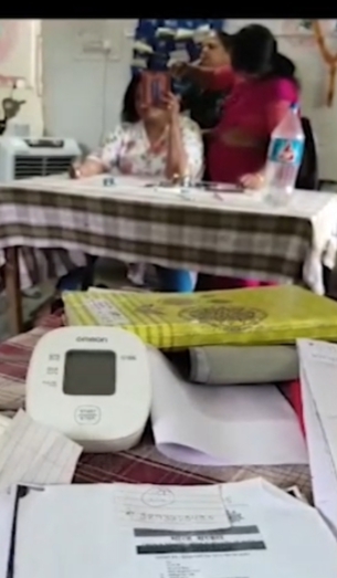 स्वास्थ्य विभाग की महिला कर्मचारी के ड्यूटी समय पर बाल काले कराने वाले वायरल वीडियो के बाद सीएमओ ने किया स्थानांतरण