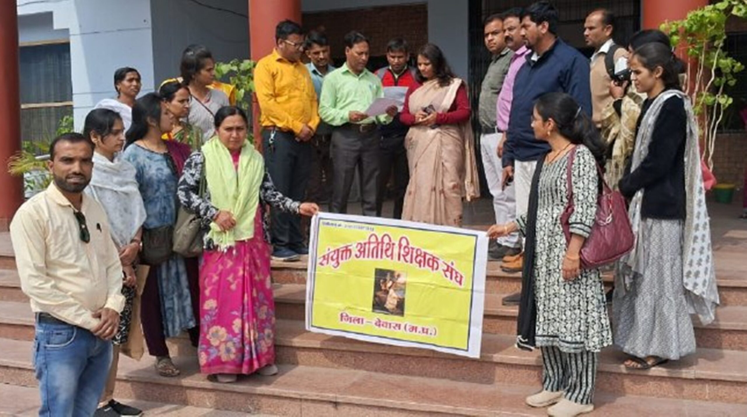 वेतन भुगतान, नियमित शिक्षक की मांग को लेकर अतिथि शिक्षकों ने दिया ज्ञापन
– 7 दिवस में मांगे नहीं मानी तो भोपाल करेंगे कुच