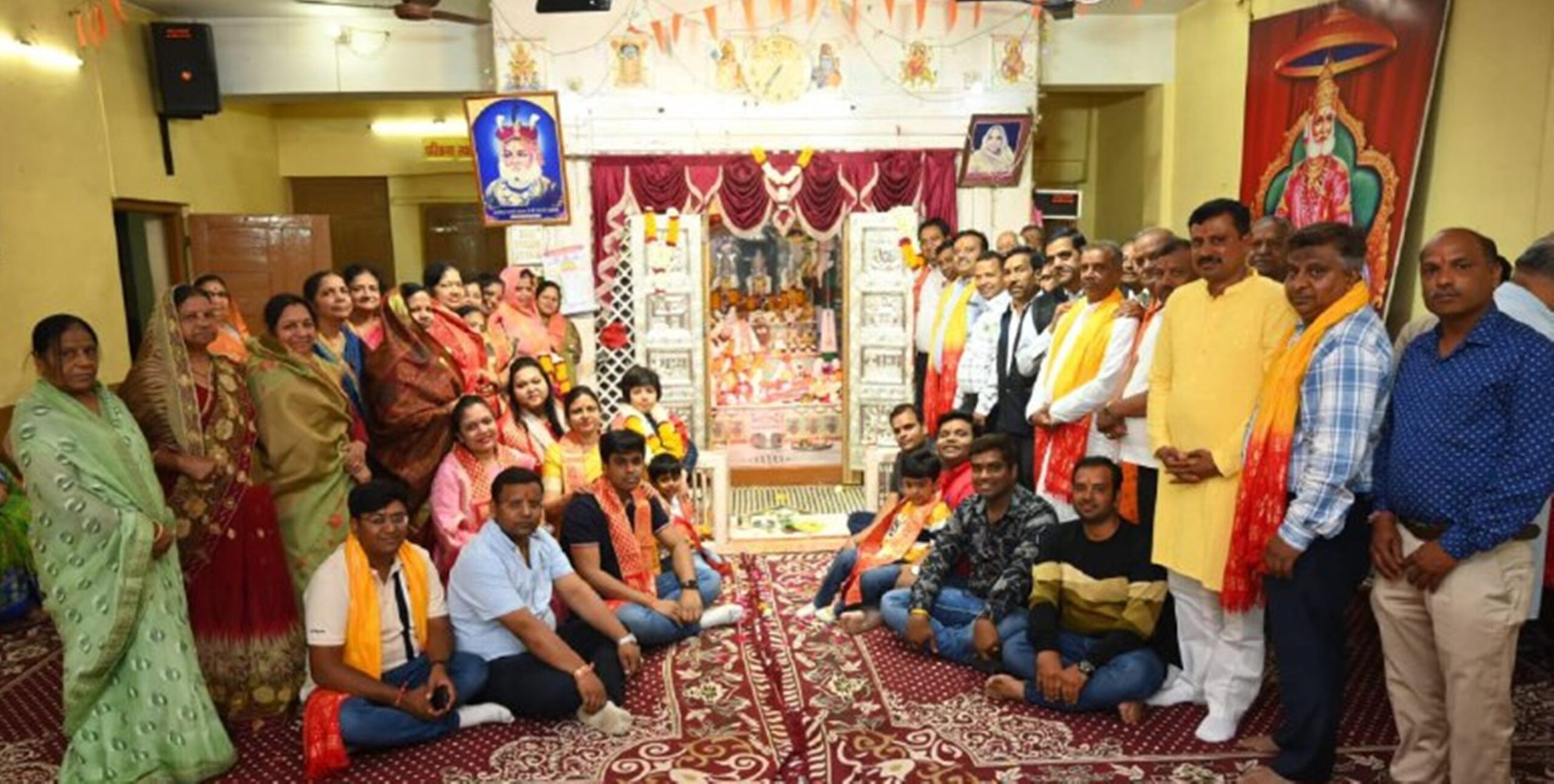 साढे आठ किलों का चांदी का दरवाजा भेंट