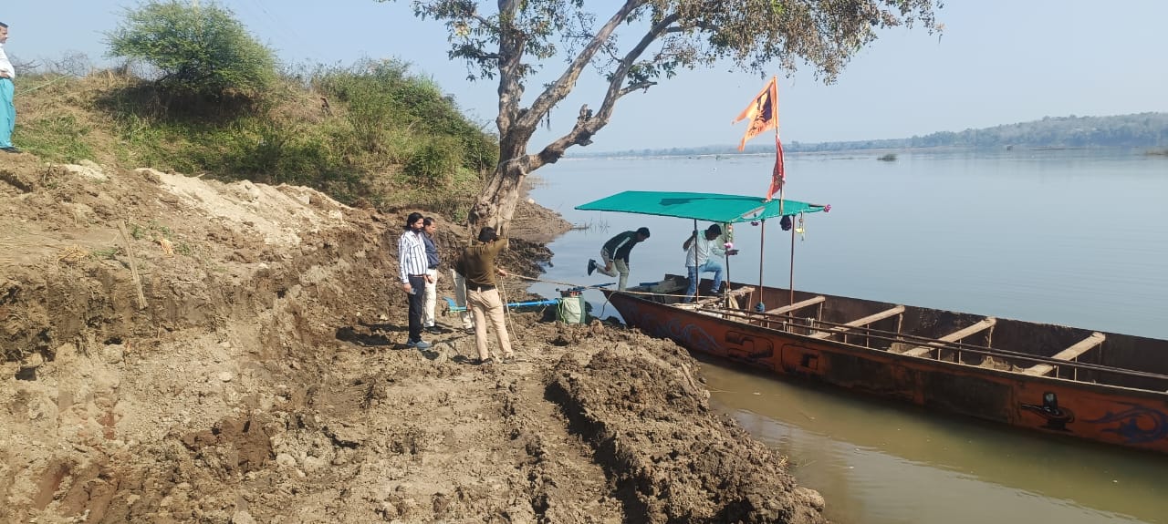 खनिज विभाग की कार्रवाई ट्रैक्टर ट्राली के साथ नर्मदा नदी में नाव अवैध पर…