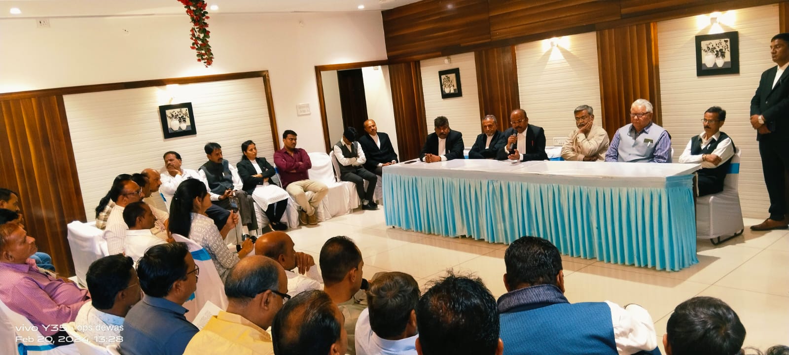 देवास में वकालत के संबंध में अधिवक्ताओं के लिए वृहद कार्यशाला का आयोजन